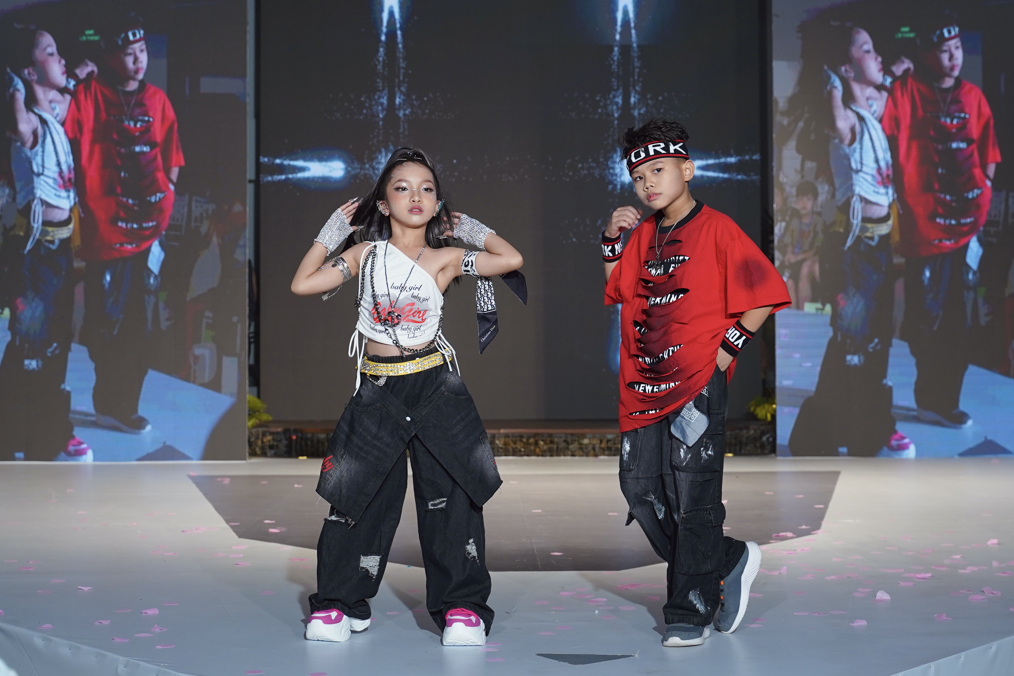 rapper-nhi-xe-xe-lam-vedette-khuay-dong-san-dien-thoi-trang-nhi-8-1759909438.JPG
