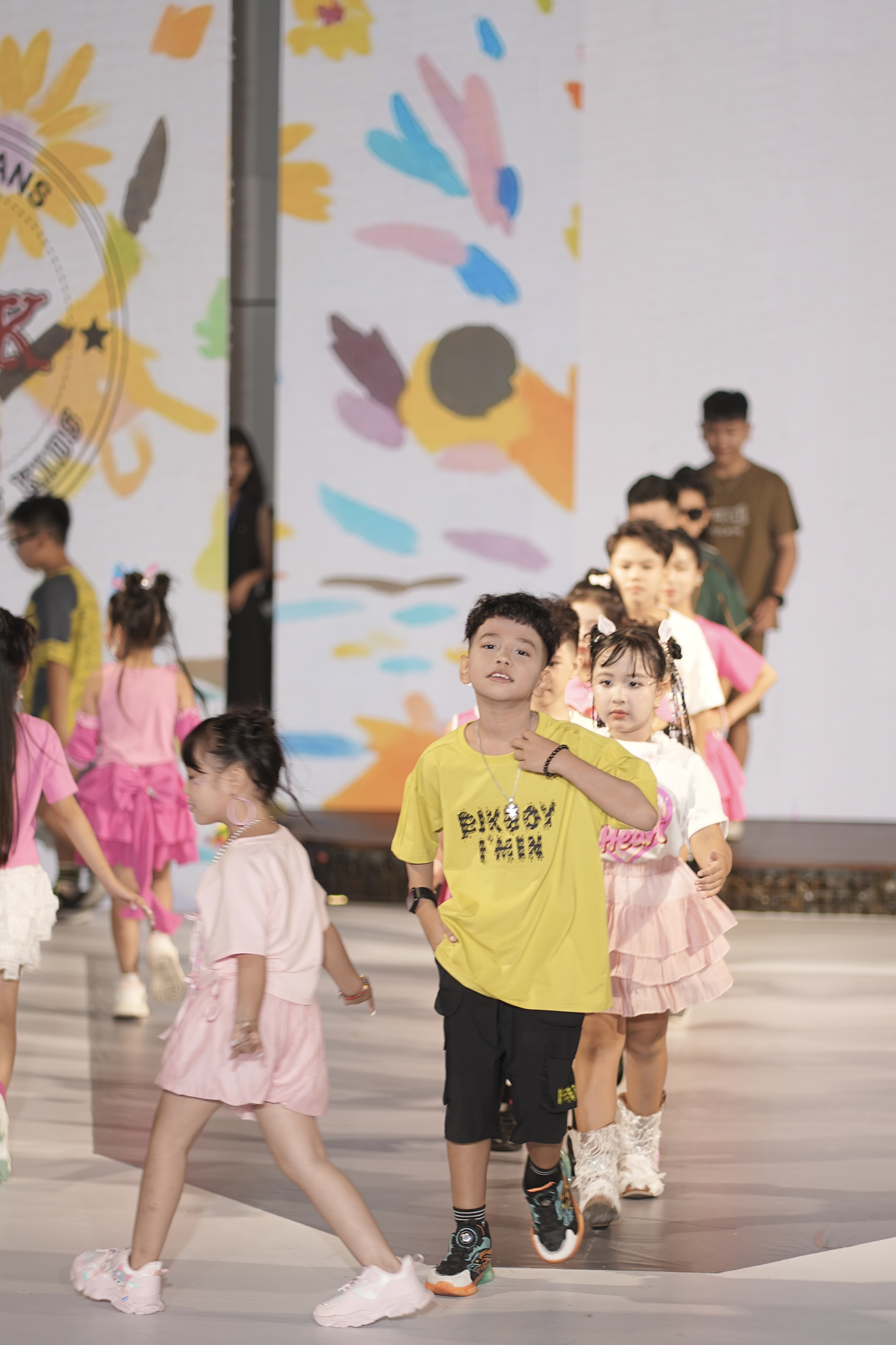 rapper-nhi-xe-xe-lam-vedette-khuay-dong-san-dien-thoi-trang-nhi-9-1759909438.JPG