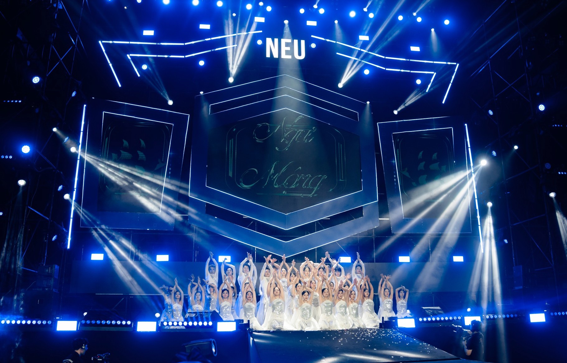 anh-tu-bui-cong-nam-va-dan-sao-gay-chan-dong-nhe-tai-neu-concert-2025-1-1760298032.jpg
