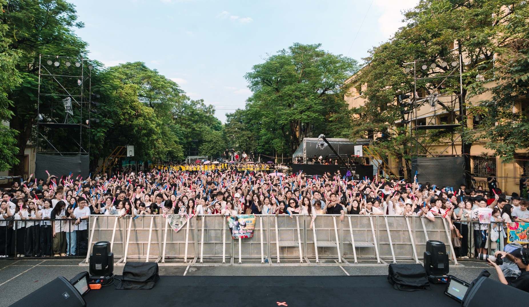 anh-tu-bui-cong-nam-va-dan-sao-gay-chan-dong-nhe-tai-neu-concert-2025-11-1760298974.jpg