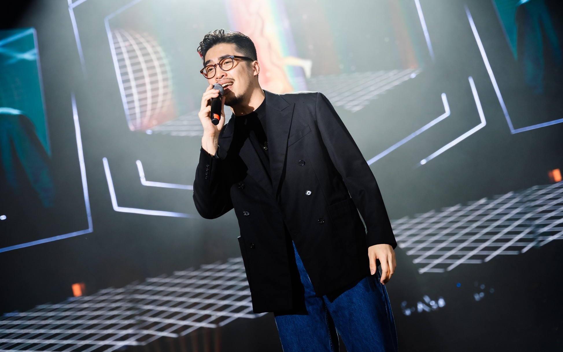 anh-tu-bui-cong-nam-va-dan-sao-gay-chan-dong-nhe-tai-neu-concert-2025-5-1760298411.jpg