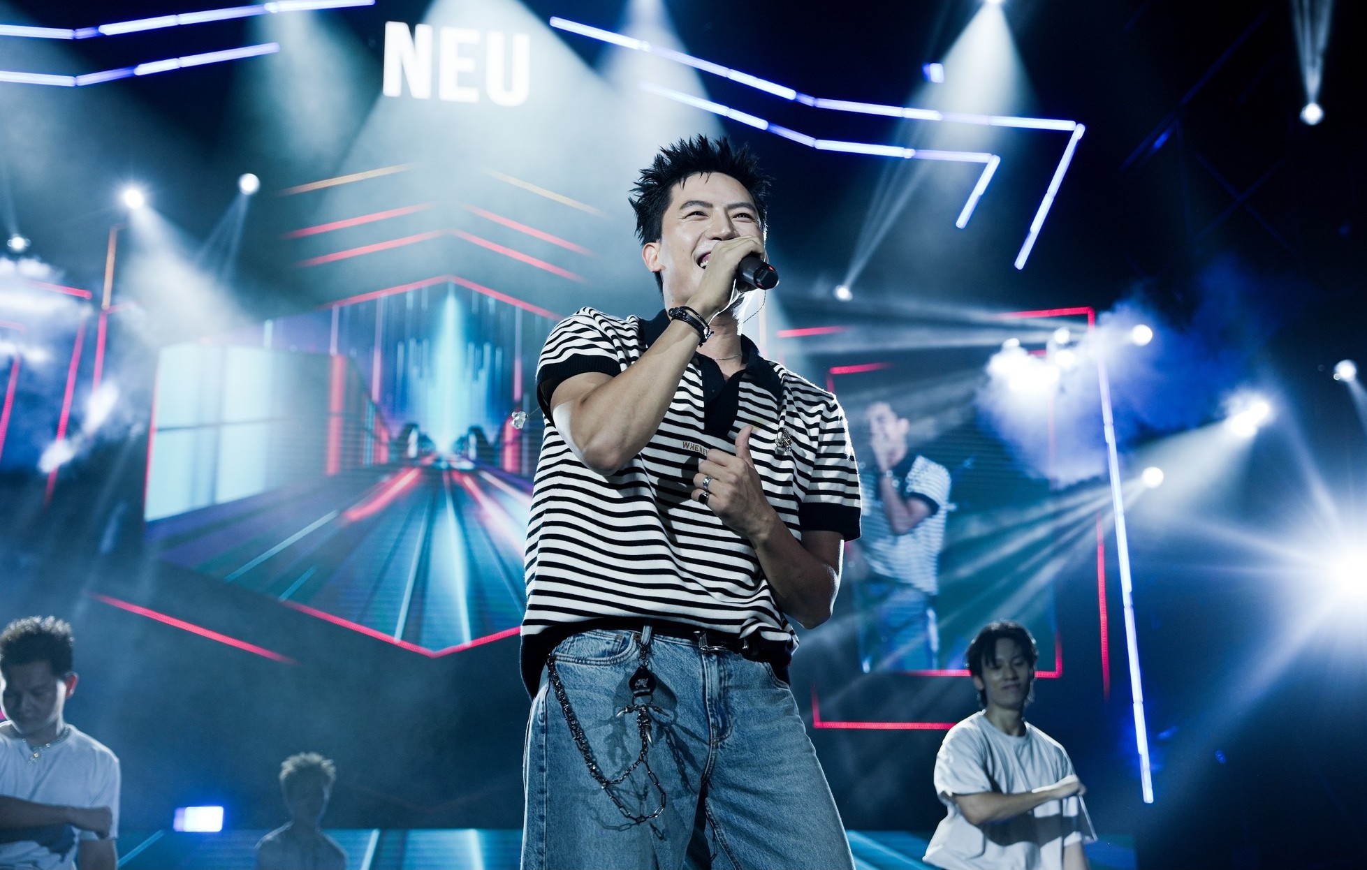 anh-tu-bui-cong-nam-va-dan-sao-gay-chan-dong-nhe-tai-neu-concert-2025-6-1760298068.jpg