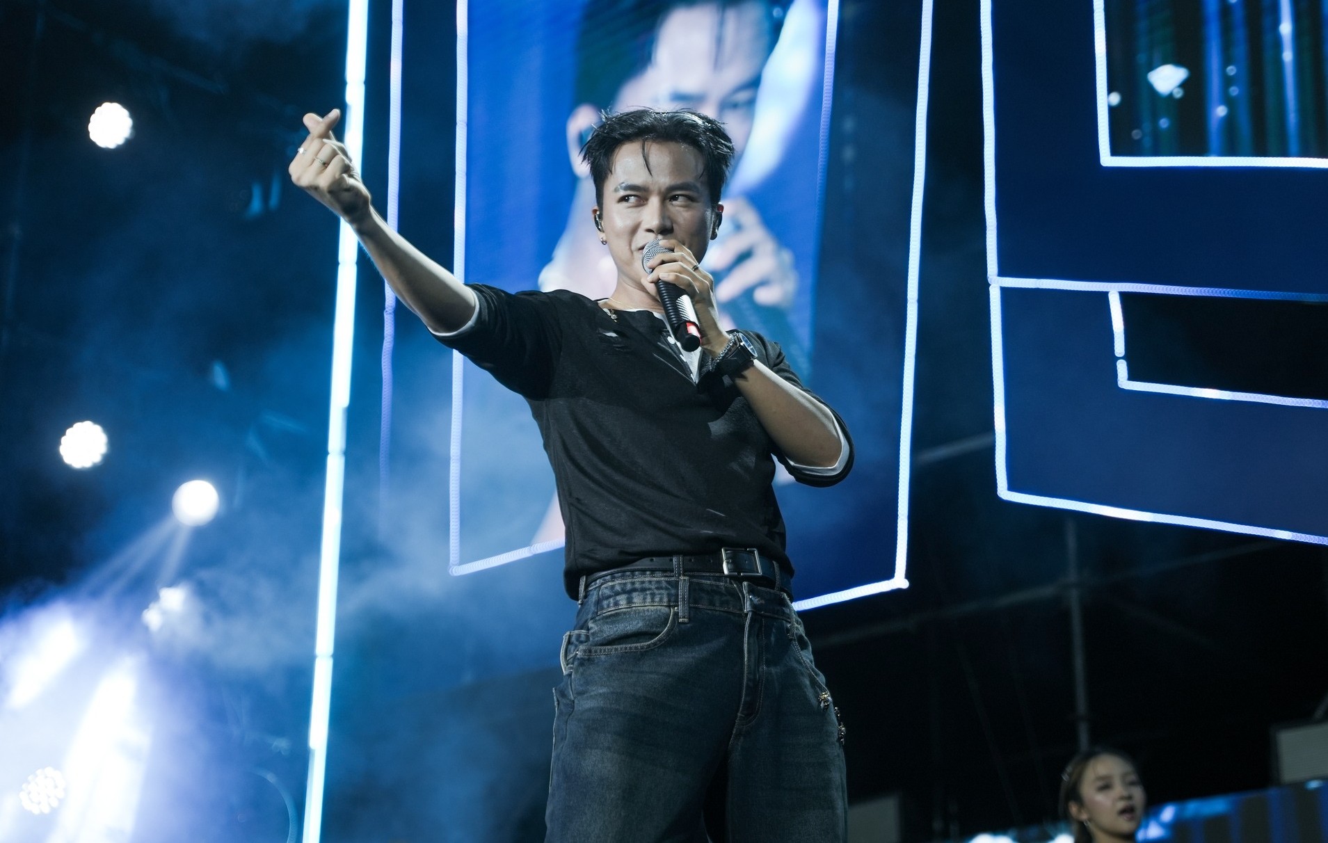 anh-tu-bui-cong-nam-va-dan-sao-gay-chan-dong-nhe-tai-neu-concert-2025-8-1760298375.jpg