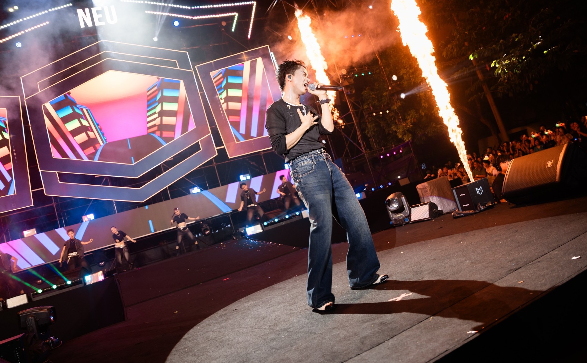 anh-tu-bui-cong-nam-va-dan-sao-gay-chan-dong-nhe-tai-neu-concert-2025-9-1760298339.jpg