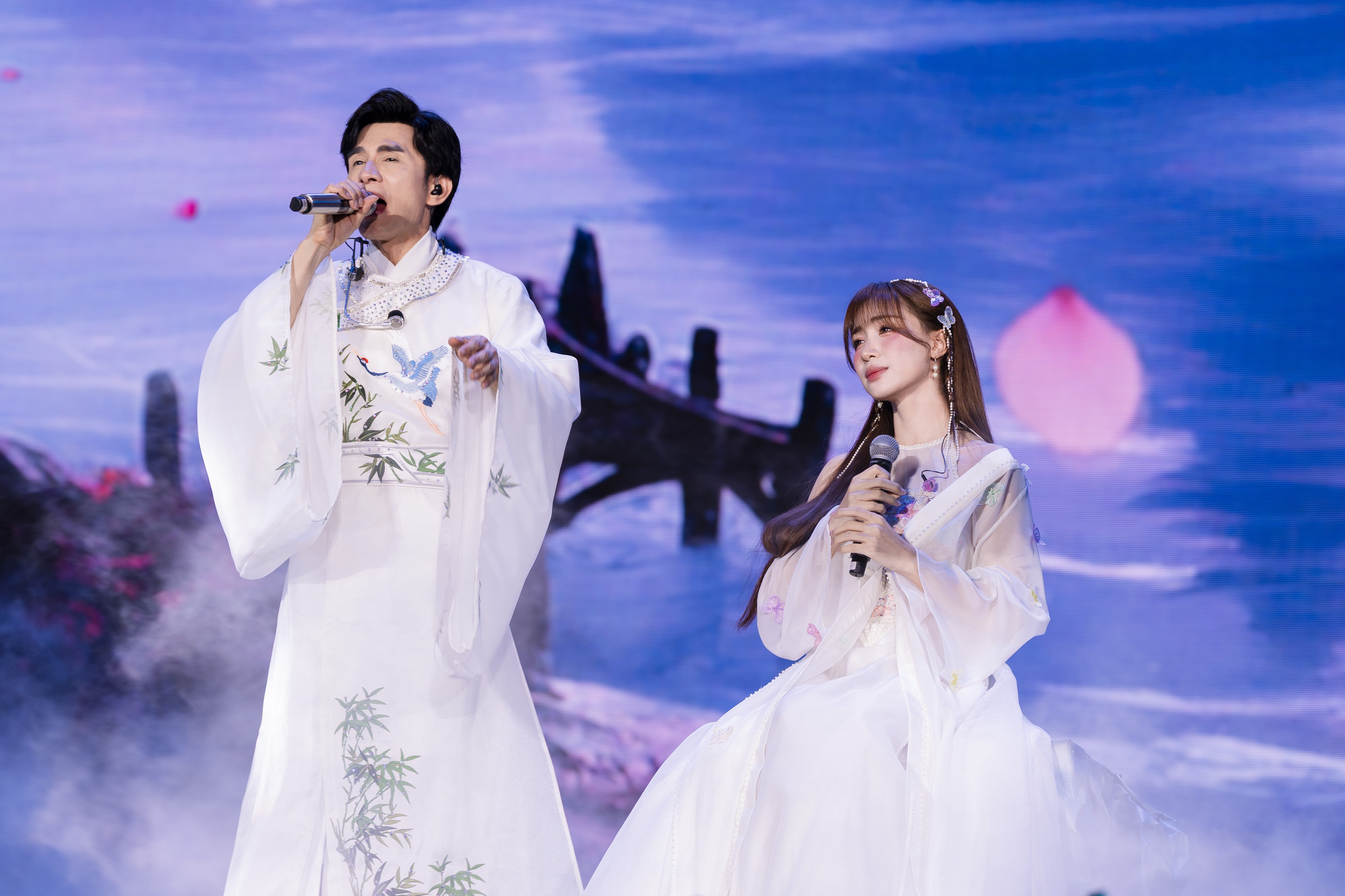 dan-truong-xuc-dong-trong-live-concert-30-nam-ca-hat-khan-gia-cung-la-thanh-xuan-cua-toi-14-1762093946.JPG