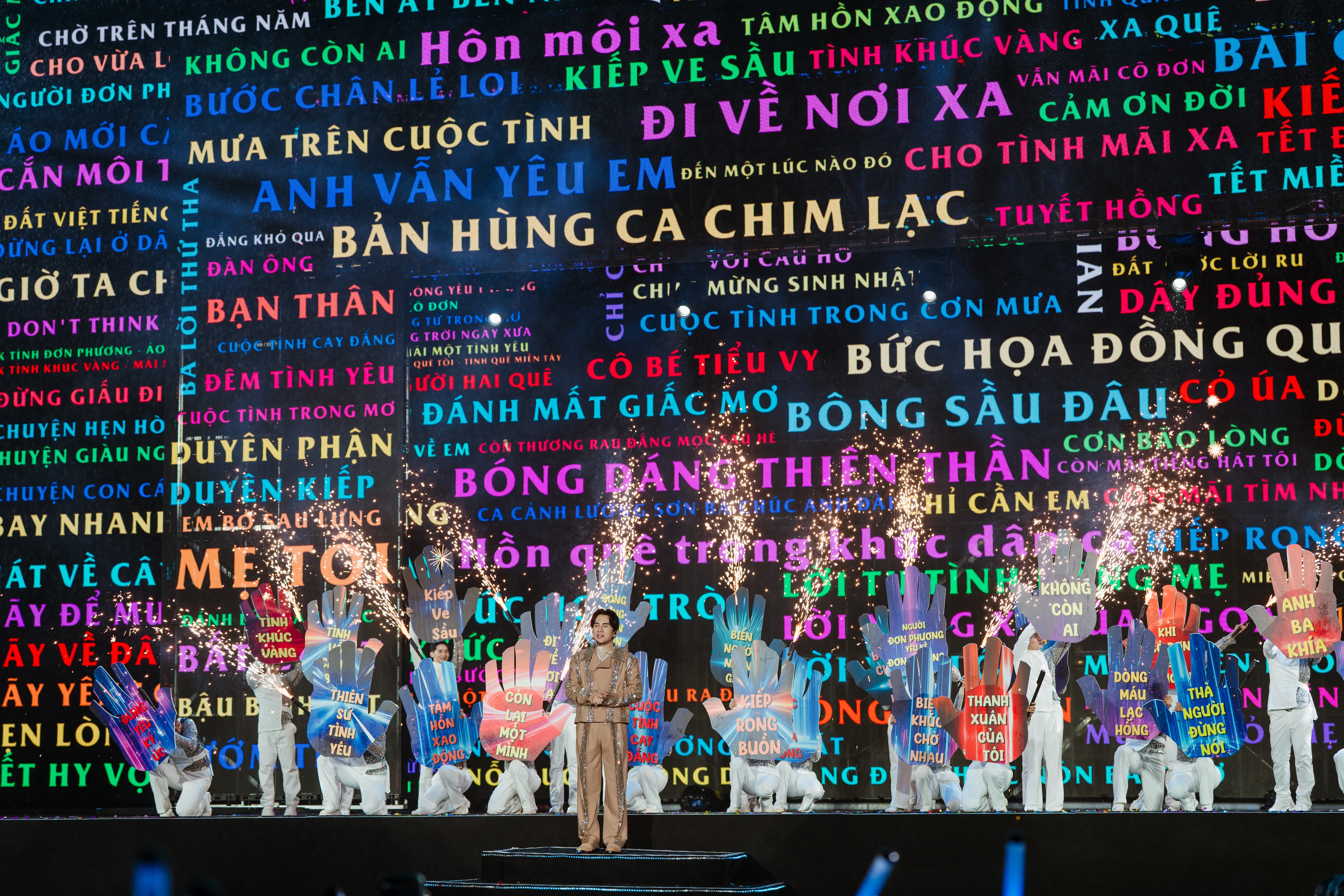 dan-truong-xuc-dong-trong-live-concert-30-nam-ca-hat-khan-gia-cung-la-thanh-xuan-cua-toi-23-1762095588.jpg