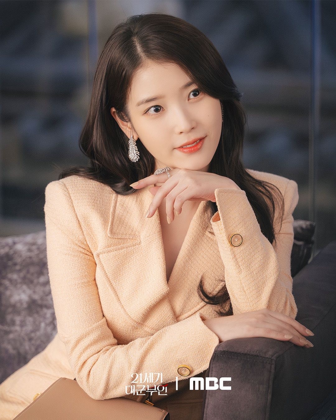 iu-byeon-woo-seok-5-1775732908.jpg