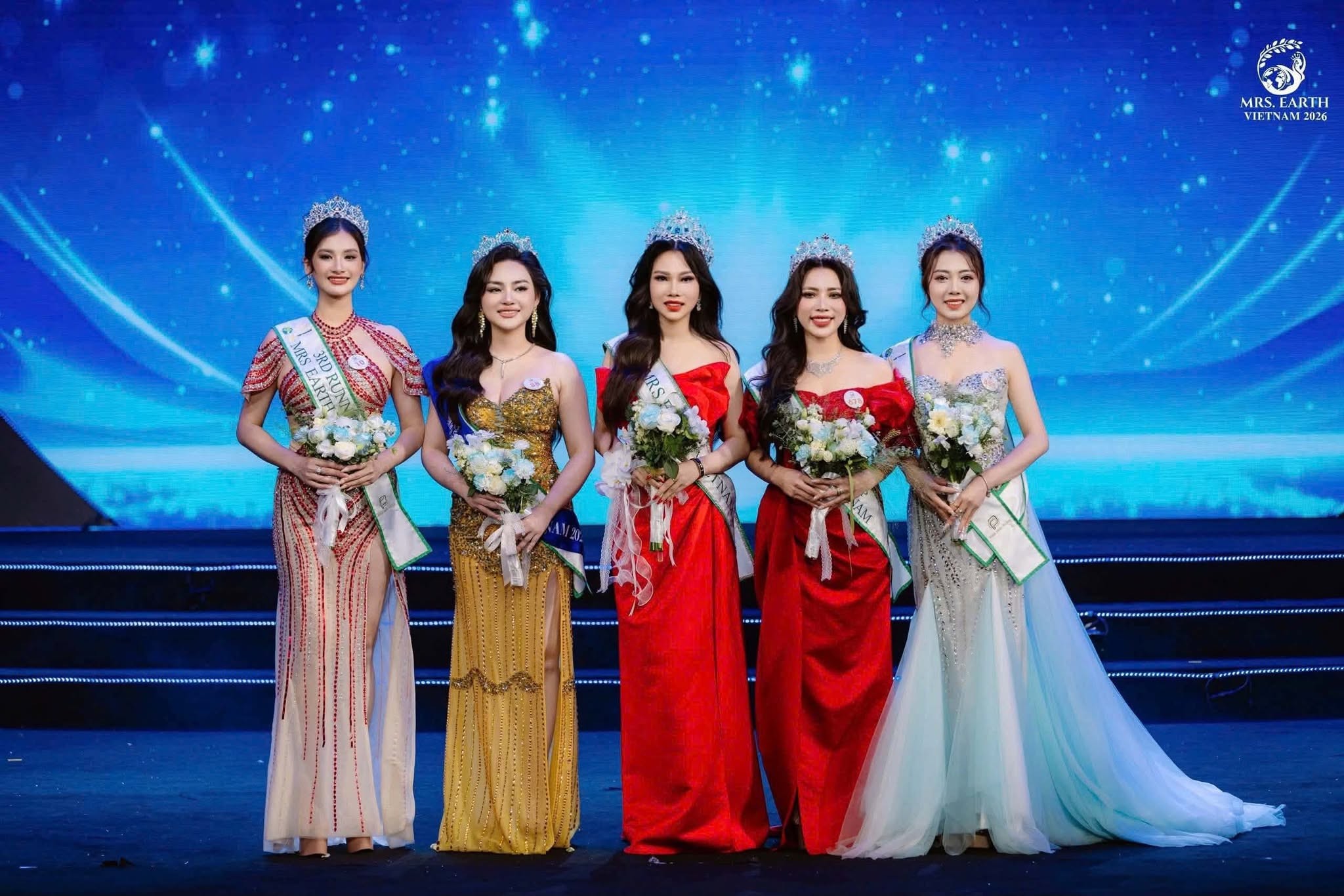 tan-hoa-hau-mrs-earth-vietnam-2026-nguyen-khue-thu-mo-coi-ca-cha-lan-me-khi-3-tuoi-3-1777398424.jpg
