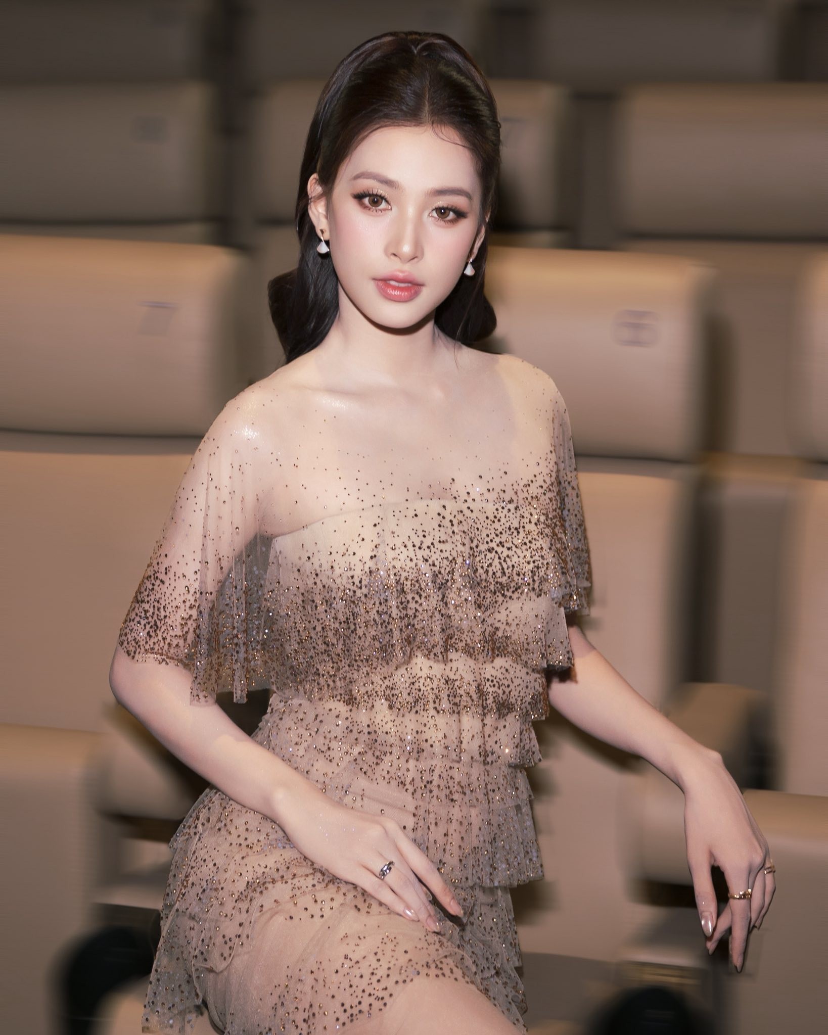 tham-gia-le-cung-to-nghe-hanh-dong-cua-hoa-hau-tieu-vy-gay-phan-ung-trai-chieu-anh-3-1779872837.jpg