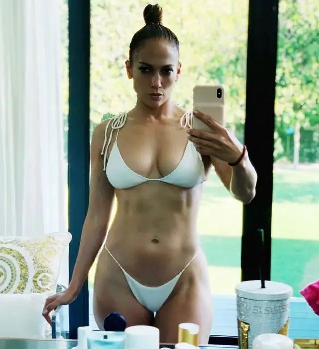 jennifer-lopez-frankies-bikinis-1780548855.jpg
