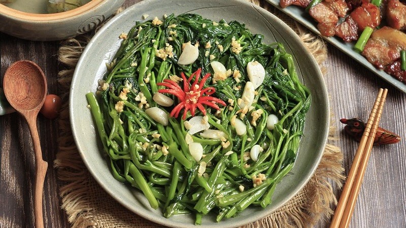 huong-dan-2-cach-lam-rau-muong-xao-toi-ngon-xanh-gion-hap-dan-1-1780894264.jpeg