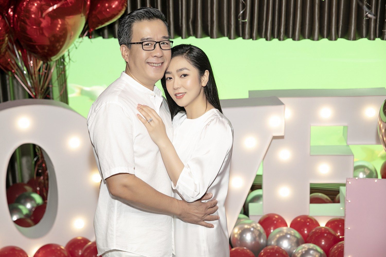 my-nhan-viet-va-cuoc-hon-nhan-von-ven-vai-thang-voi-dai-gia-hon-13-tuoi-goc-khuat-sau-dam-cuoi-ty-dong-anh-1-1780913178.jpg