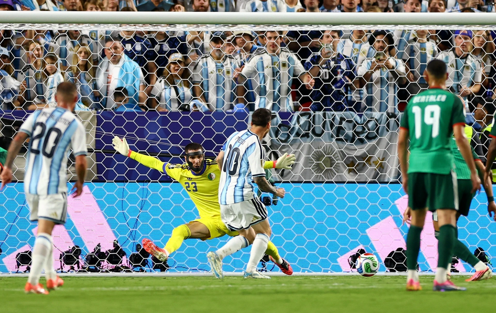 messi-lap-hattrick-chinh-thuc-vuot-mat-ronaldo-anh-3-1781666981.webp