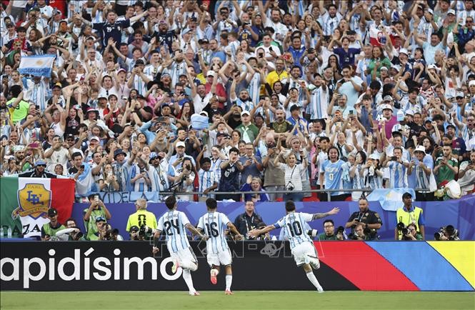 messi-lap-hattrick-chinh-thuc-vuot-mat-ronaldo-anh-7-1781666981.jpg