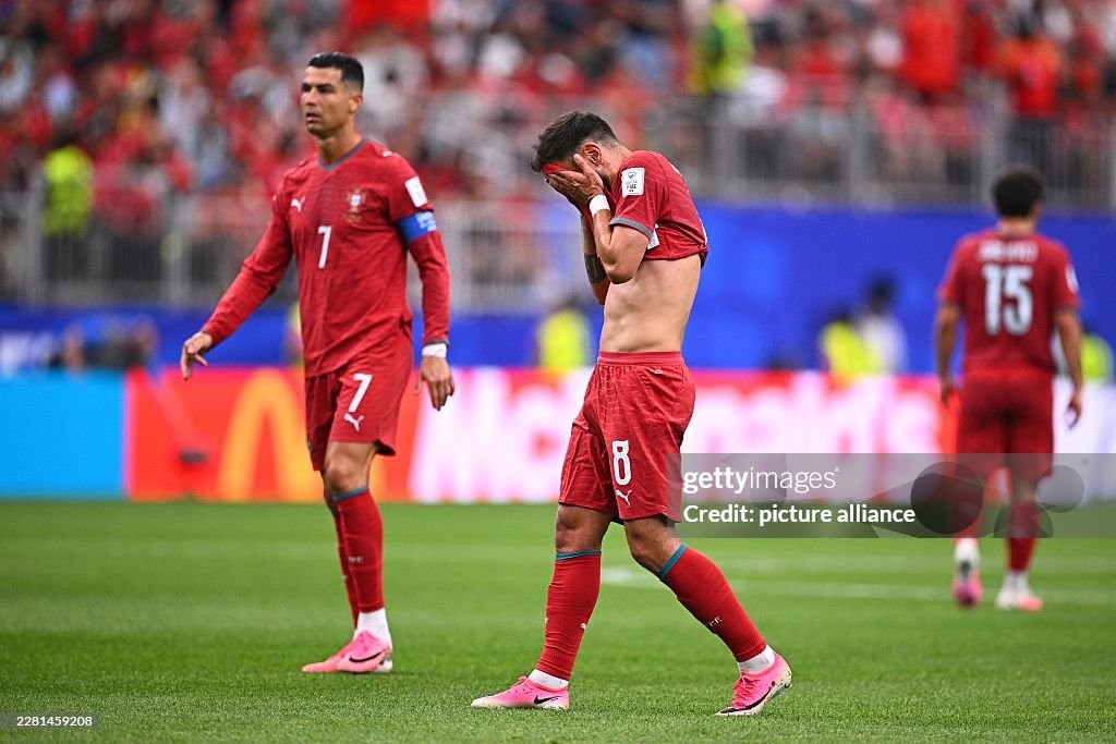 ronaldo-tit-ngoi-10-tran-lien-tiep-bruno-fernandes-noi-gian-ngay-tren-san-anh-2-1781758065.jpg