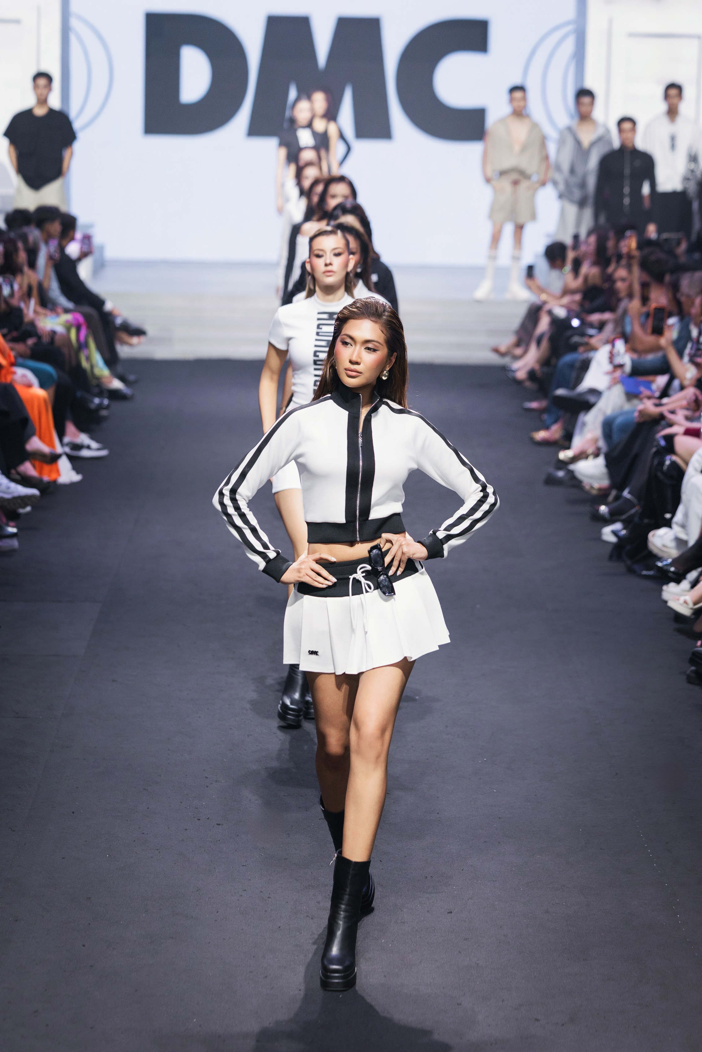17-hoa-a-hau-hoi-ngo-khep-lai-mua-21-vietnam-international-fashion-week-tron-ven-1-1782116915.jpeg