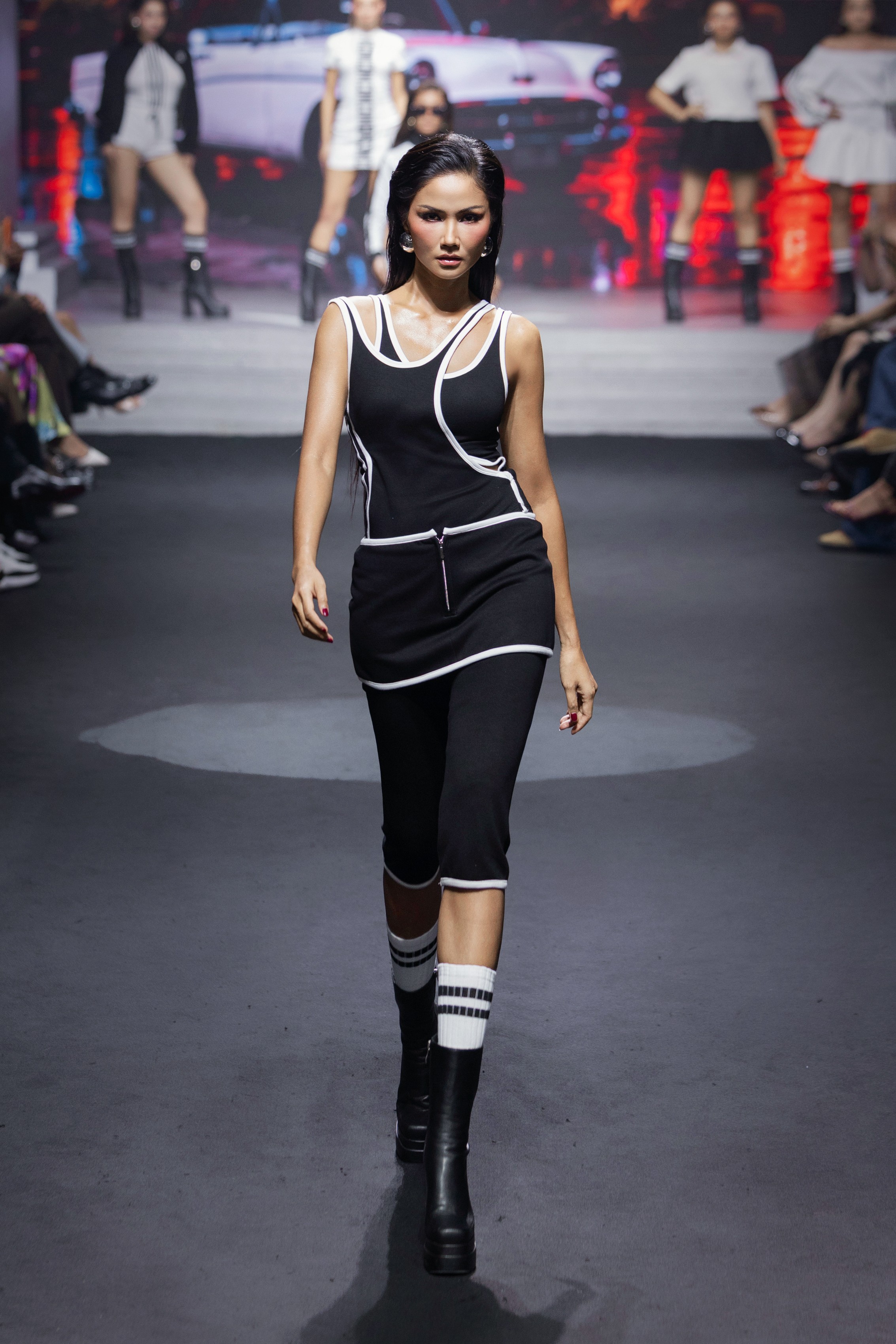17-hoa-a-hau-hoi-ngo-khep-lai-mua-21-vietnam-international-fashion-week-tron-ven-2-1782117141.jpeg