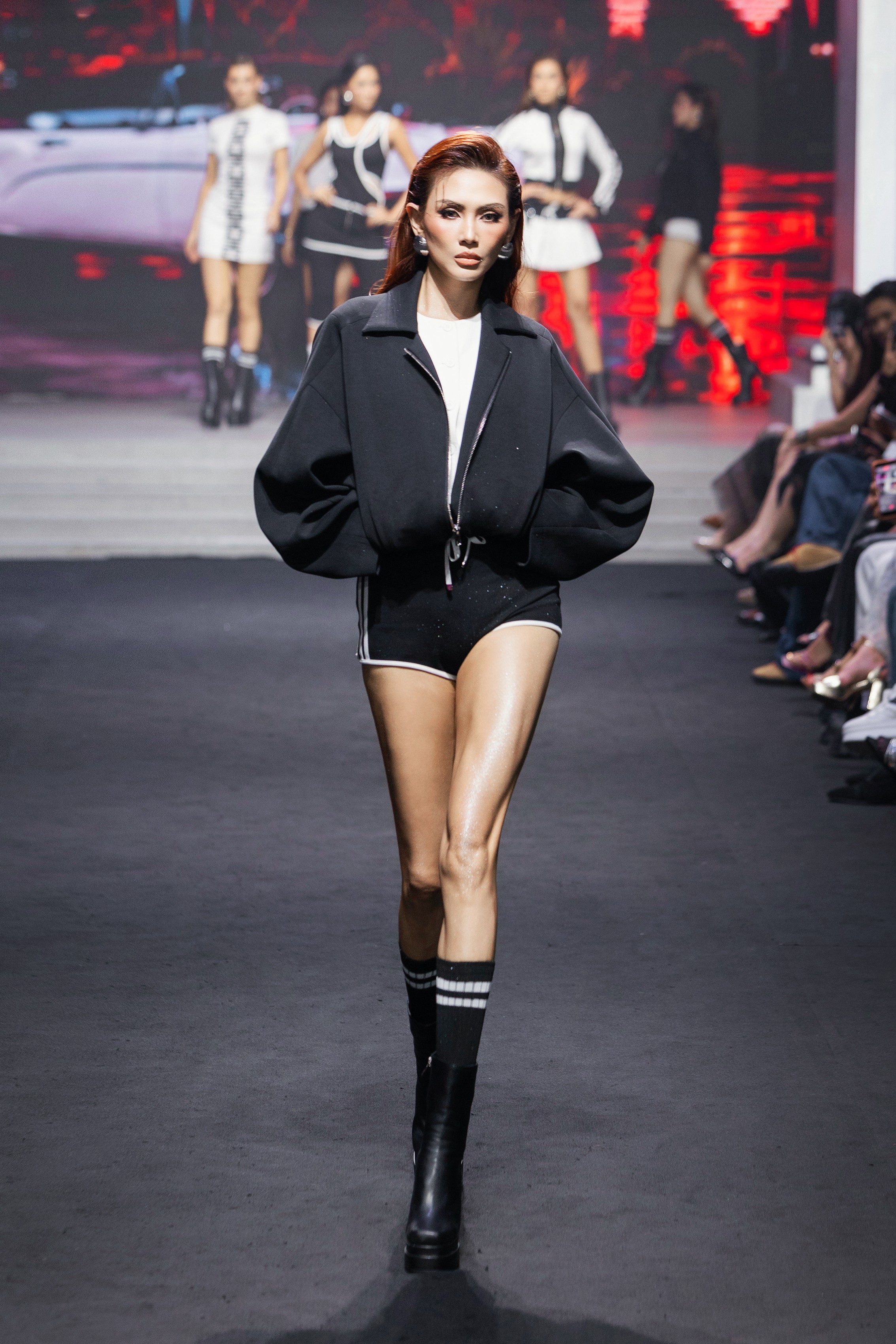 17-hoa-a-hau-hoi-ngo-khep-lai-mua-21-vietnam-international-fashion-week-tron-ven-6-1782117720.jpeg