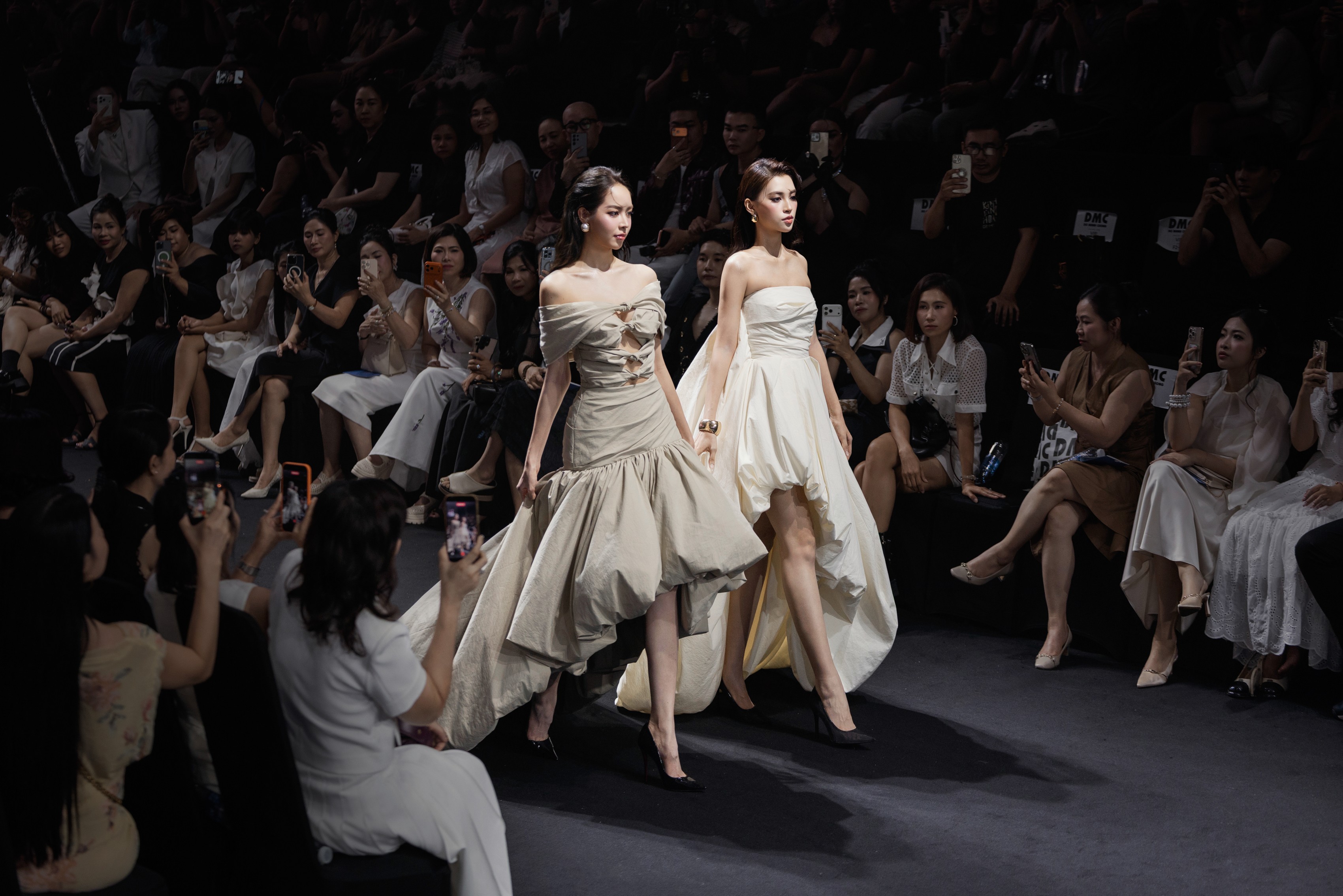 17-hoa-a-hau-hoi-ngo-khep-lai-mua-21-vietnam-international-fashion-week-tron-ven-7-1782118019.jpeg