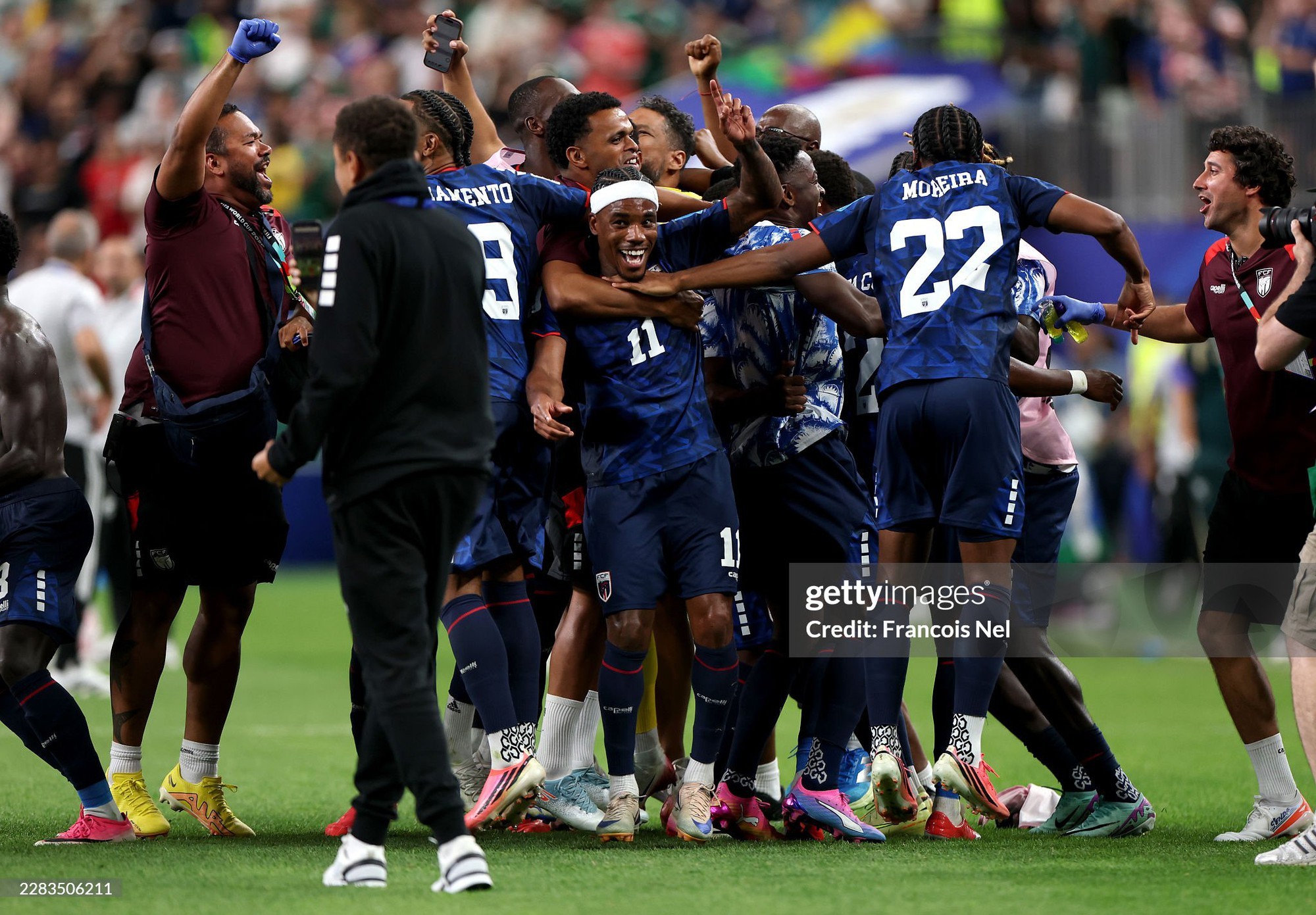 dia-chan-world-cup-2026-quoc-dao-nua-trieu-dan-cape-verde-lap-ky-tich-tien-vao-vong-knock-out-doi-dau-argentina-anh-2-1782527888.jpg