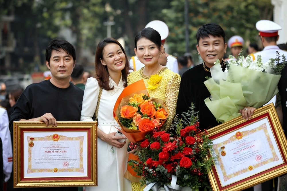 nghe-si-czsy-1783279013.jpg