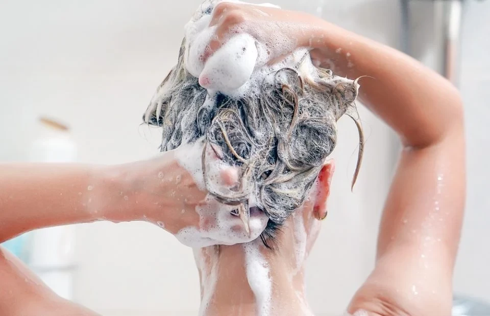 how-to-warm-up-ashy-hair-clarifying-shampoo-wash-960x618-1783494330.webp