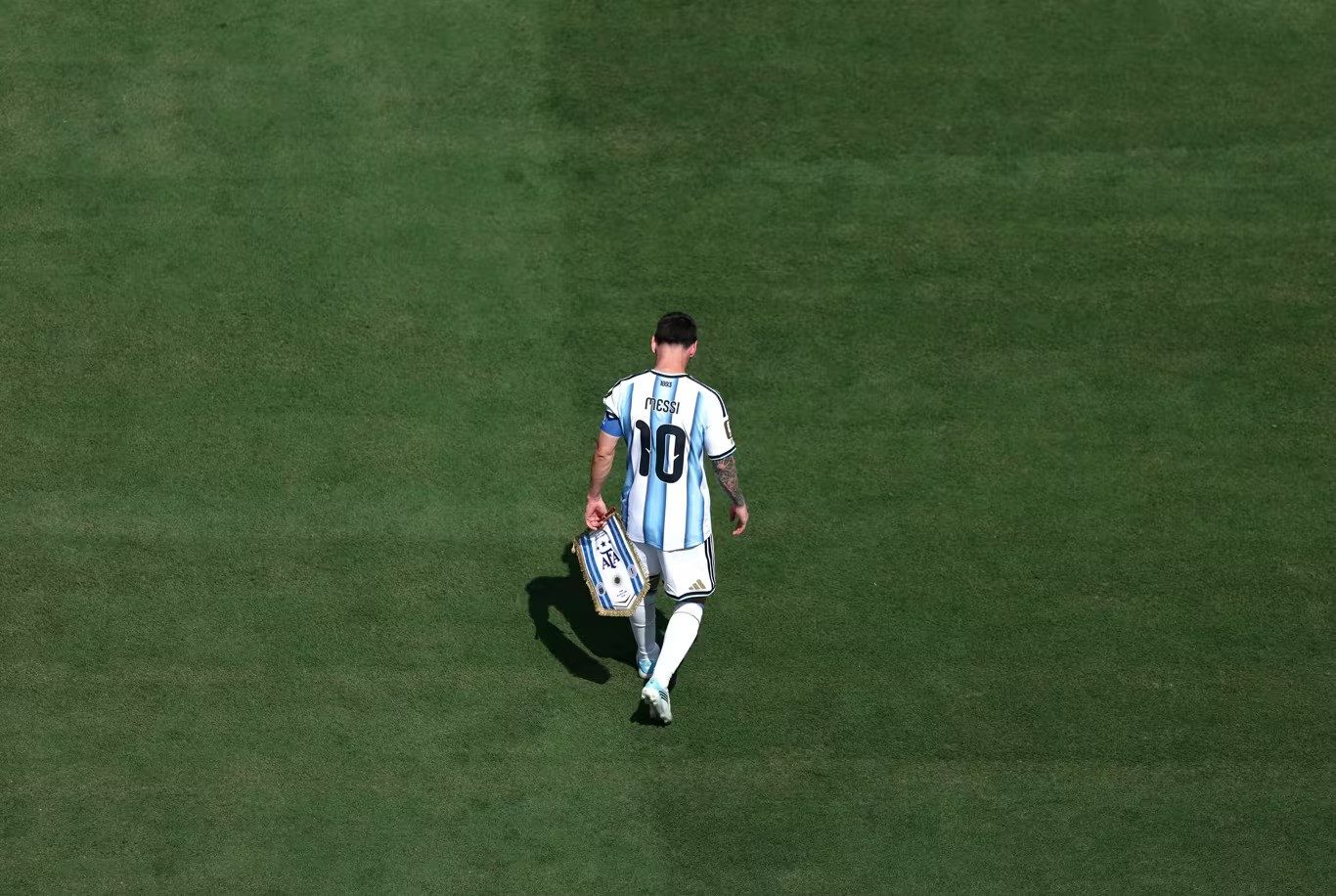 messi-khoc-nghen-ngay-chia-tay-world-cup-khi-vu-dieu-cuoi-cung-khep-lai-bang-ky-luc-buon-3-1784516099.jpg