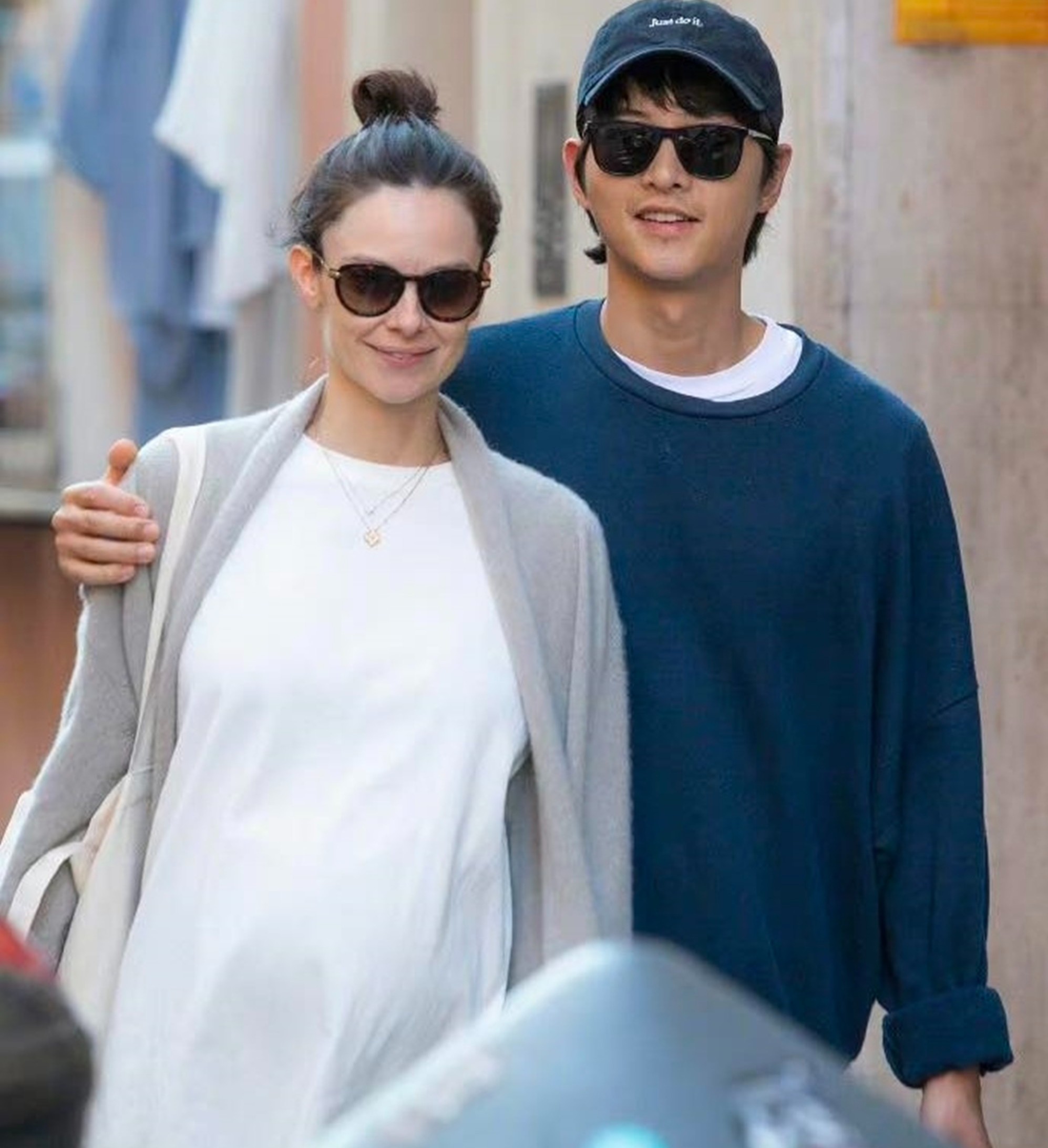 song-joong-ki-va-ban-gai-ngoai-quoc-tinh-tu-dao-pho-o-rome-1420-1784960063.jpg