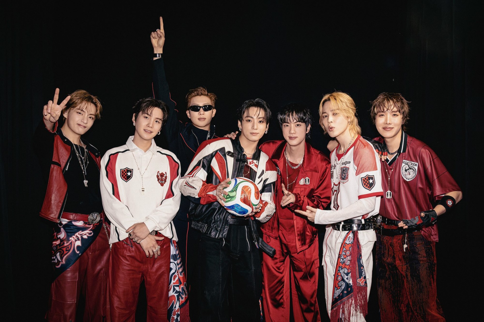 fan-viet-vung-34-ty-dong-mua-ao-jimin-va-giay-rm-bts-tai-dau-gia-tu-thien-world-cup-2026-3-1785400570.jpeg