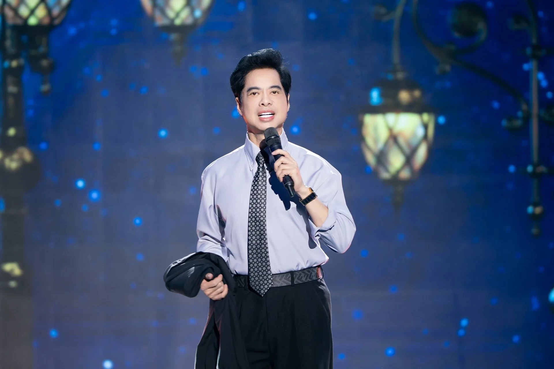 danh-ca-ngoc-son-tang-10-so-tiet-kiem-cho-me-viet-nam-anh-hung-1-1785753818.webp