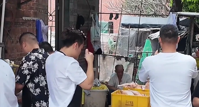lau-ga-mac-thi-vo-tran-chu-quan-bat-ngo-len-tieng-van-xin-mot-dieu-de2-7681947-1785850070.webp