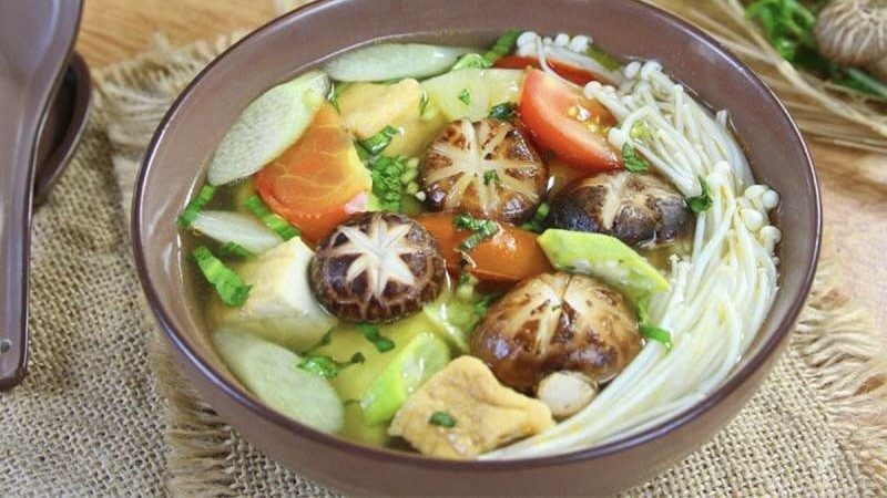 Canh rau củ chay Một bát canh chay nóng hổi sẽ giúp mâm cúng trở nên hài hòa hơn về dinh dưỡng và hương vị. Canh chay thường được nấu từ các nguyên liệu như bí đỏ, canh nấm hoặc canh đậu phụ. Những nguyên liệu này không chỉ dễ ăn mà còn rất thanh đạm, nhẹ nhàng và phù hợp với tinh thần của ngày lễ.