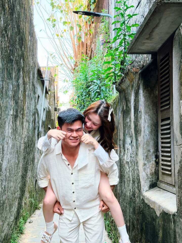 lau-ngay-moi-di-du-lich-chung-hoa-minzy-va-chong-sap-cuoi-gay-bao-mang-voi-loat-khoanh-khac-cuc-22tinh22-1-1786956692.jpg