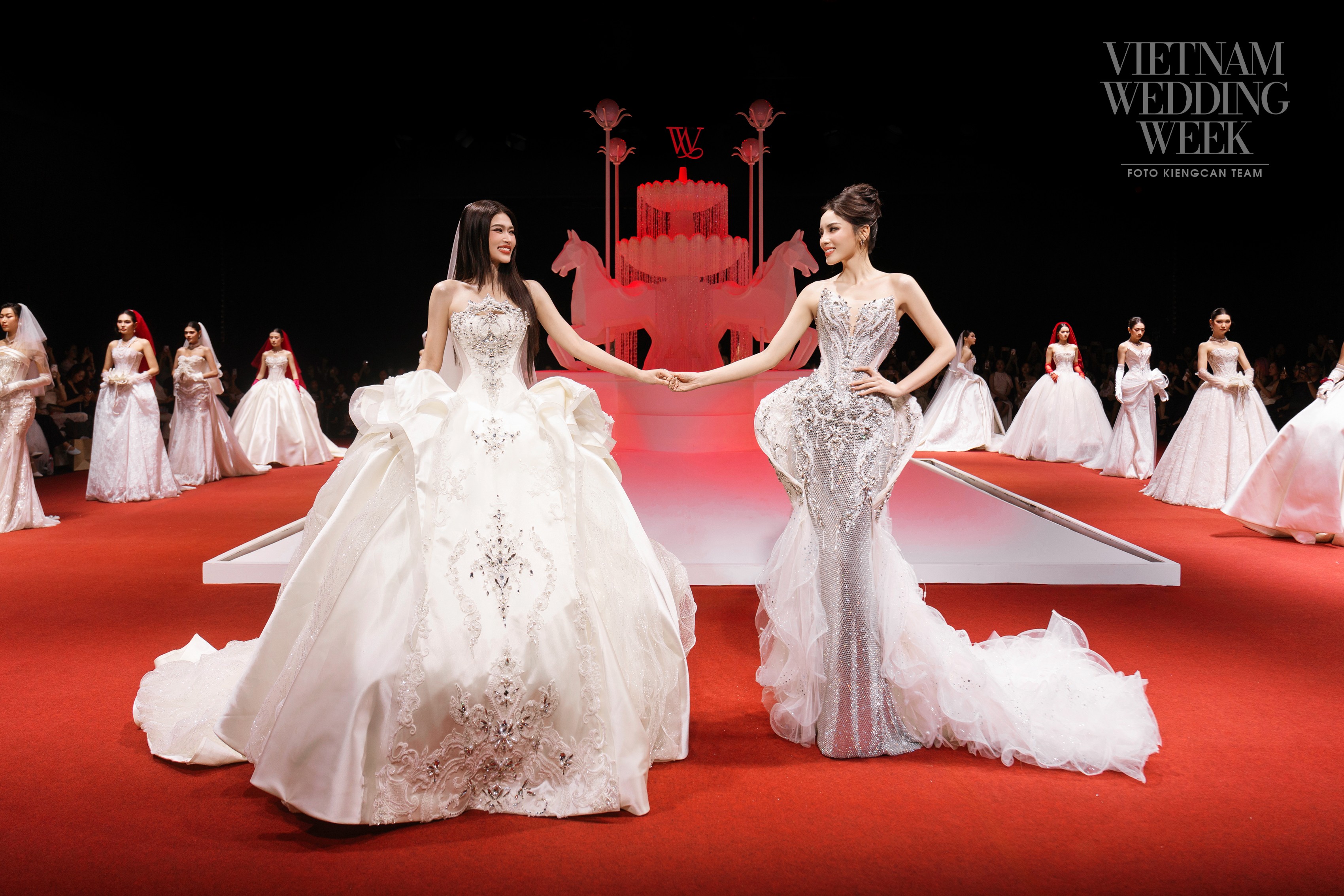 ky-duyen-thien-an-chiem-spotlight-runway-phuong-vy-duoc-chong-cau-hon-tai-vietnam-wedding-week-2026-1-1787473498.jpeg