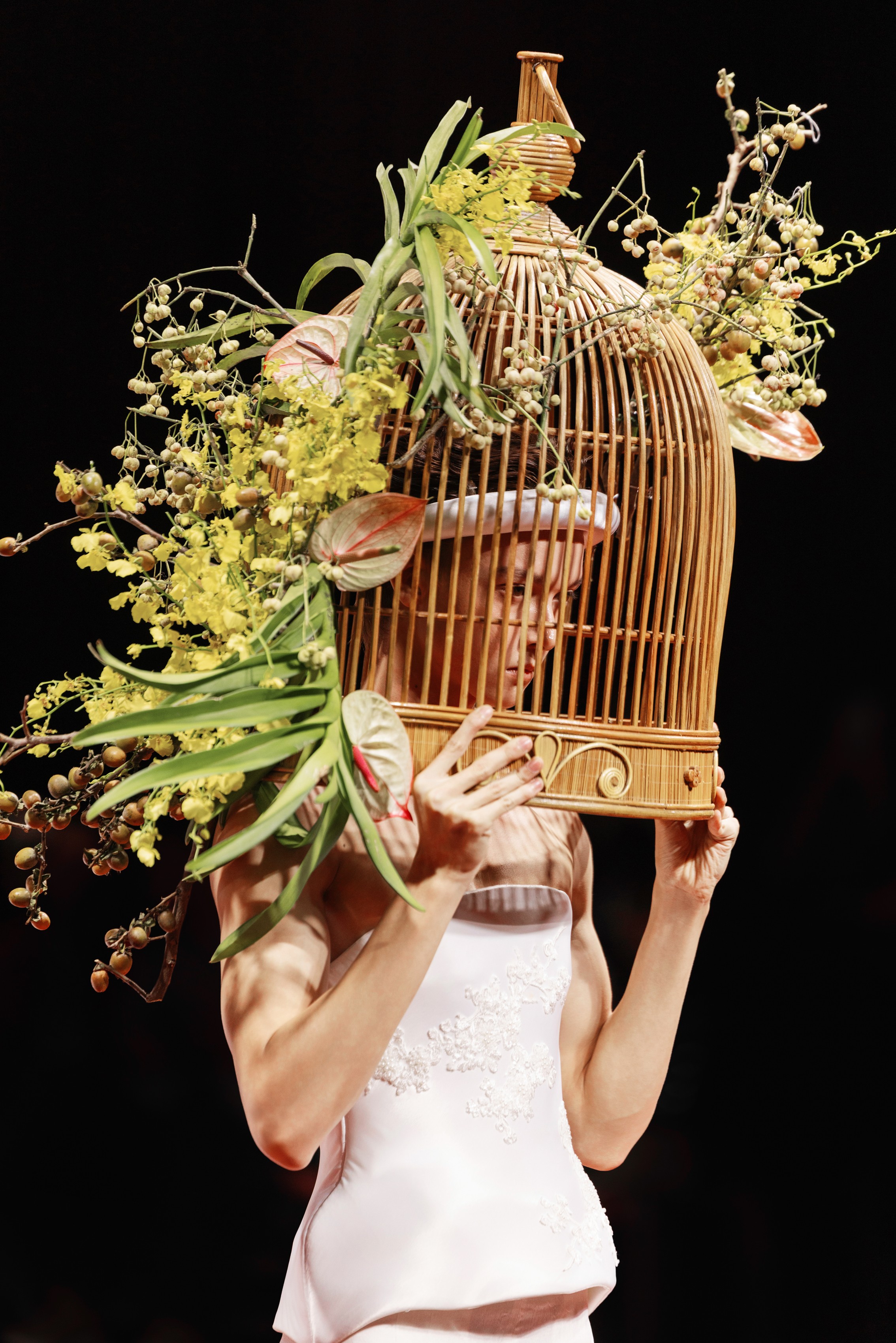 ky-duyen-thien-an-chiem-spotlight-runway-phuong-vy-duoc-chong-cau-hon-tai-vietnam-wedding-week-2026-12-1787476629.jpeg