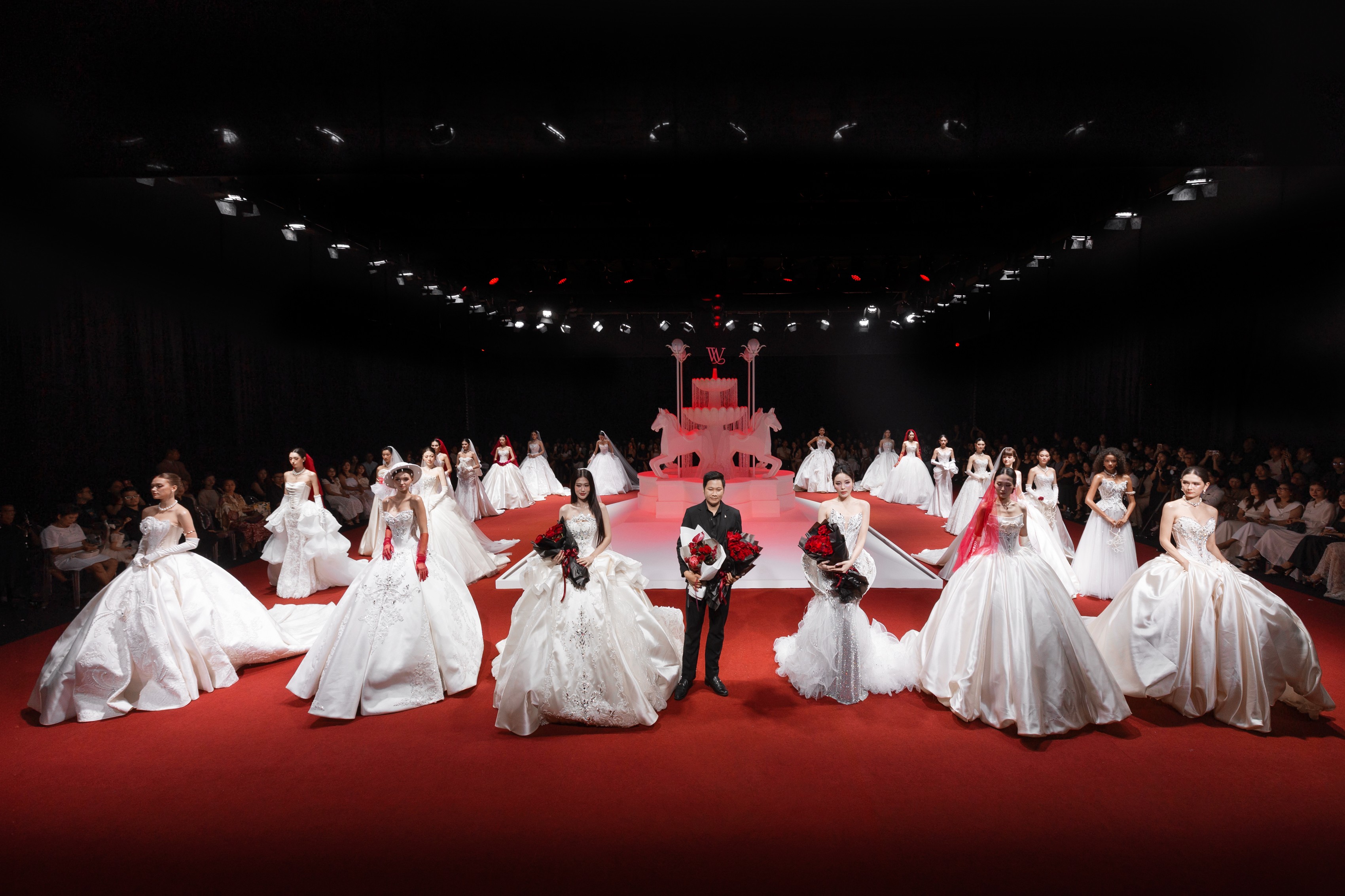 ky-duyen-thien-an-chiem-spotlight-runway-phuong-vy-duoc-chong-cau-hon-tai-vietnam-wedding-week-2026-2-1787473498.jpeg