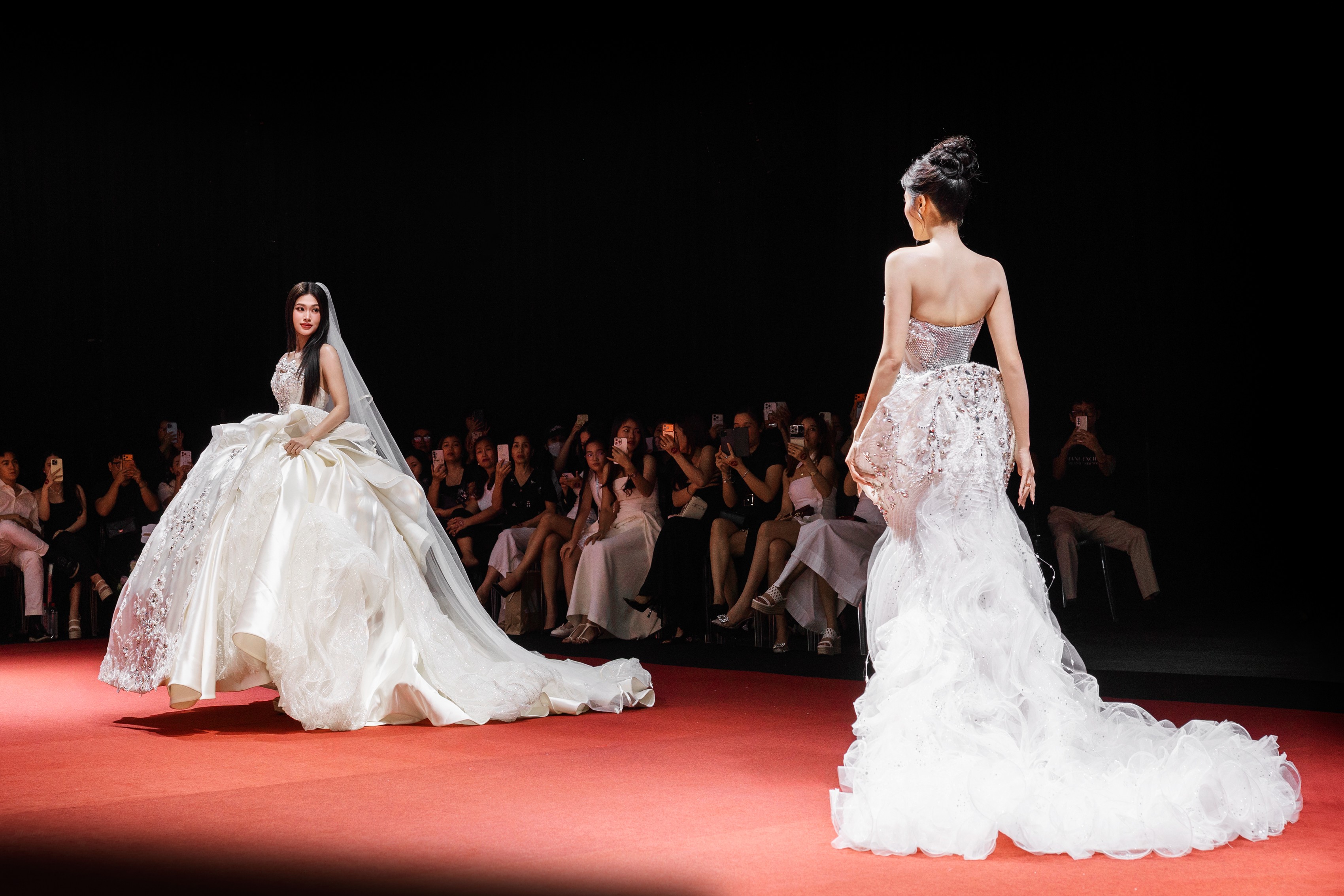 ky-duyen-thien-an-chiem-spotlight-runway-phuong-vy-duoc-chong-cau-hon-tai-vietnam-wedding-week-2026-3-1787473498.jpeg