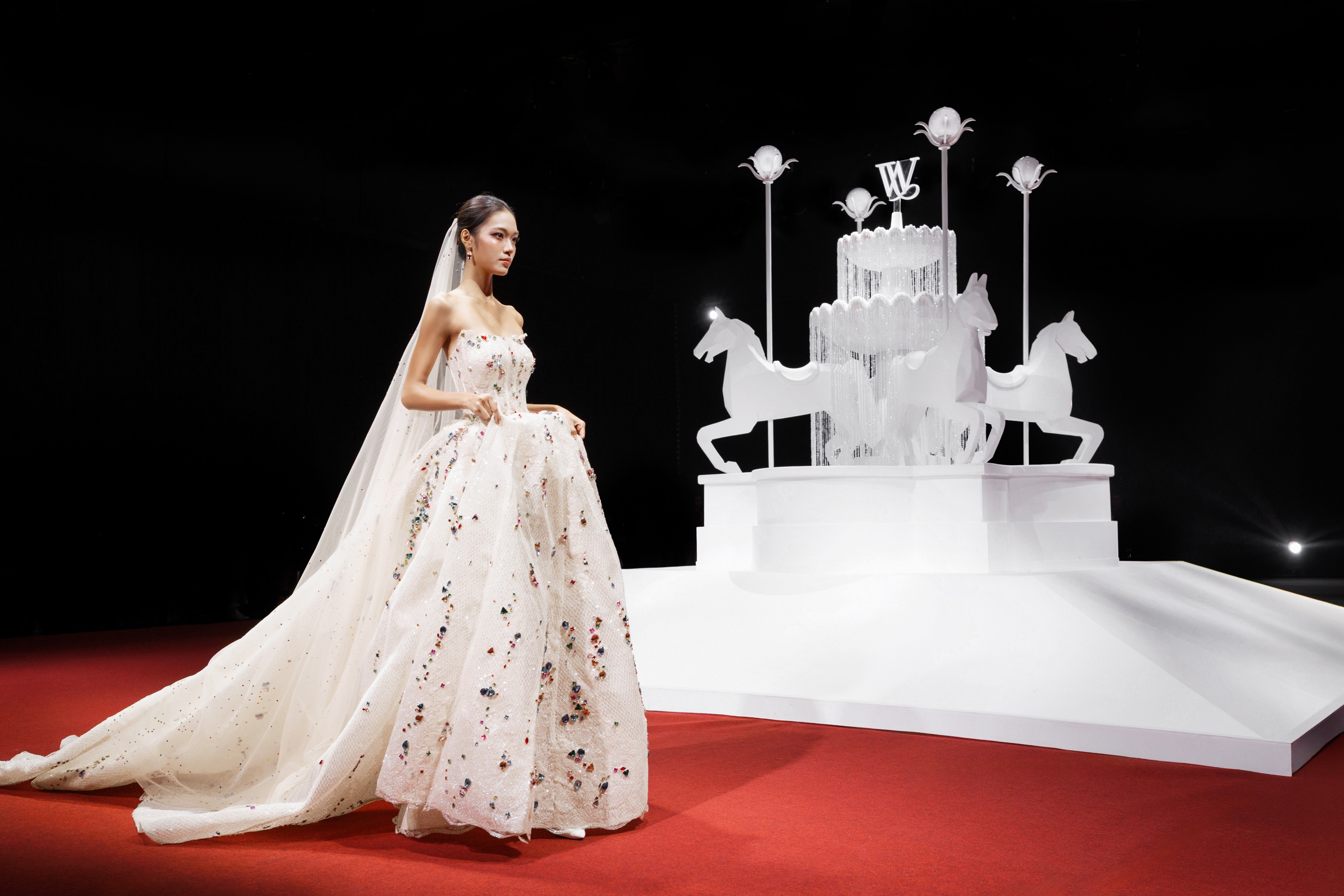 ky-duyen-thien-an-chiem-spotlight-runway-phuong-vy-duoc-chong-cau-hon-tai-vietnam-wedding-week-2026-4-1787474029.jpeg