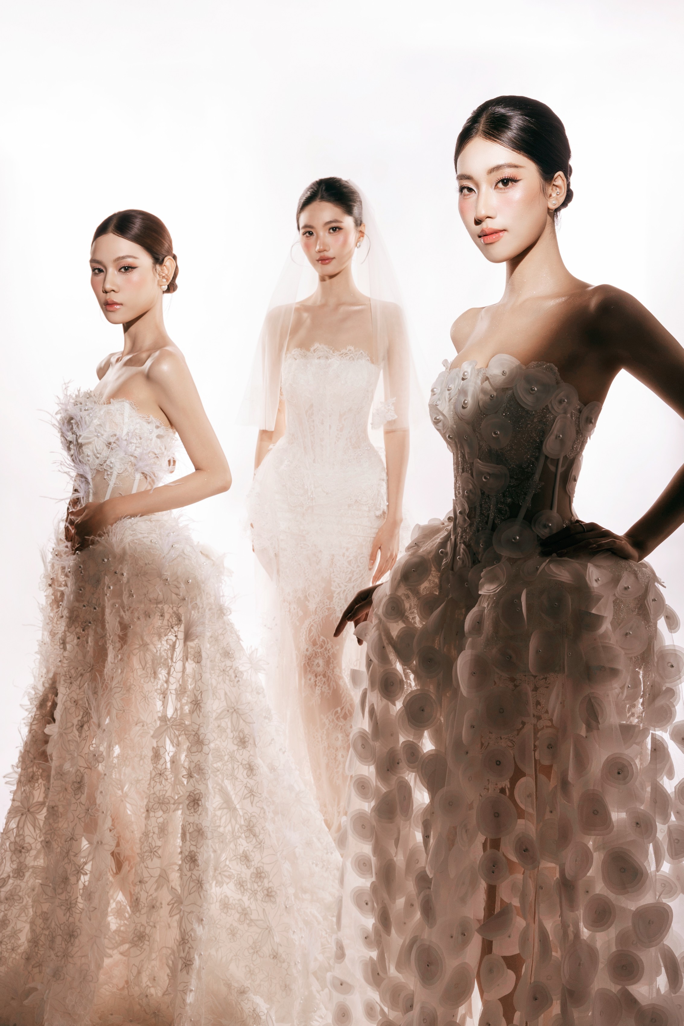 ky-duyen-thien-an-chiem-spotlight-runway-phuong-vy-duoc-chong-cau-hon-tai-vietnam-wedding-week-2026-6-1787474029.jpeg