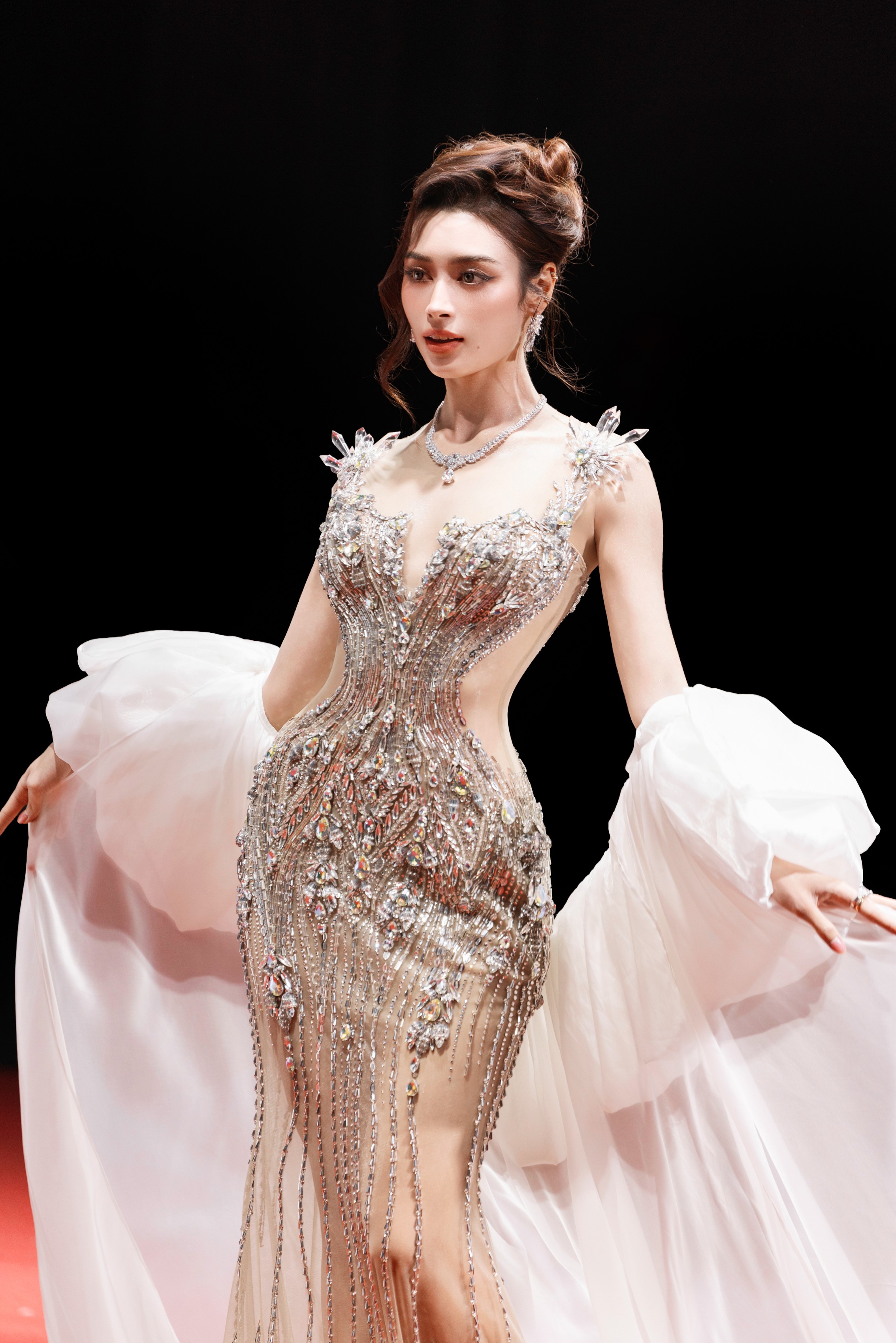 ky-duyen-thien-an-chiem-spotlight-runway-phuong-vy-duoc-chong-cau-hon-tai-vietnam-wedding-week-2026-7-1787475814.jpeg