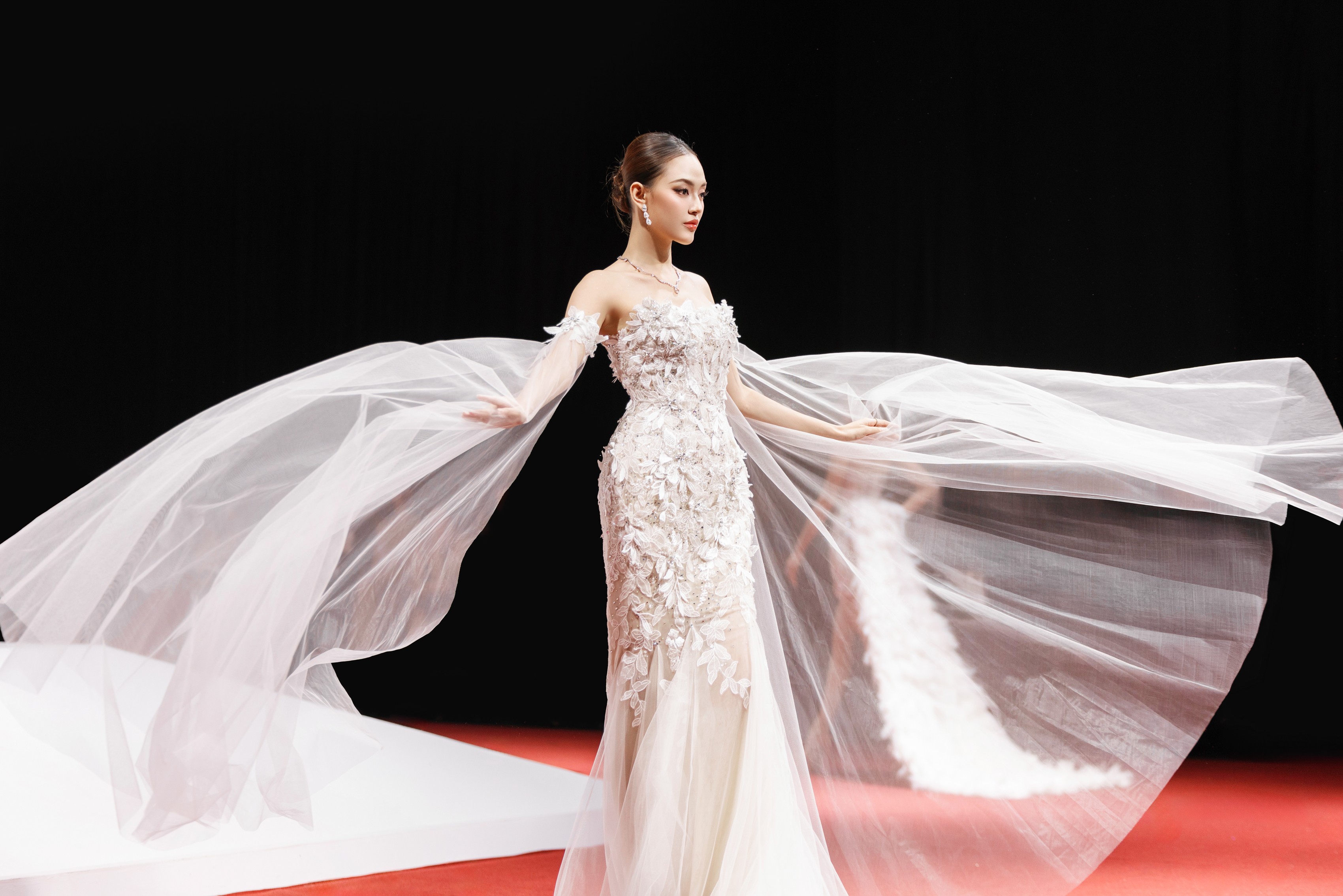 ky-duyen-thien-an-chiem-spotlight-runway-phuong-vy-duoc-chong-cau-hon-tai-vietnam-wedding-week-2026-8-1787475814.jpeg