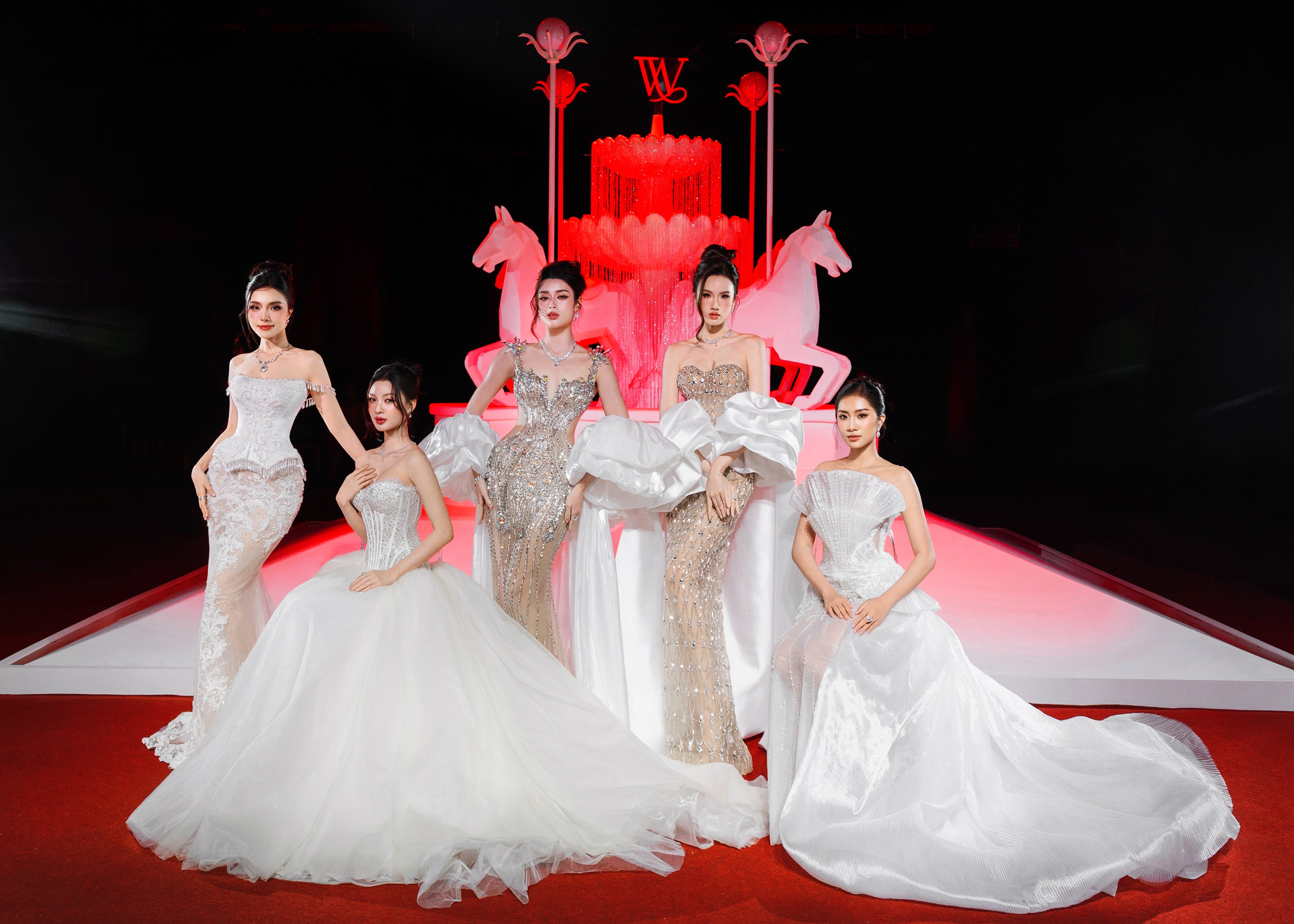 ky-duyen-thien-an-chiem-spotlight-runway-phuong-vy-duoc-chong-cau-hon-tai-vietnam-wedding-week-2026-9-1787476108.jpeg