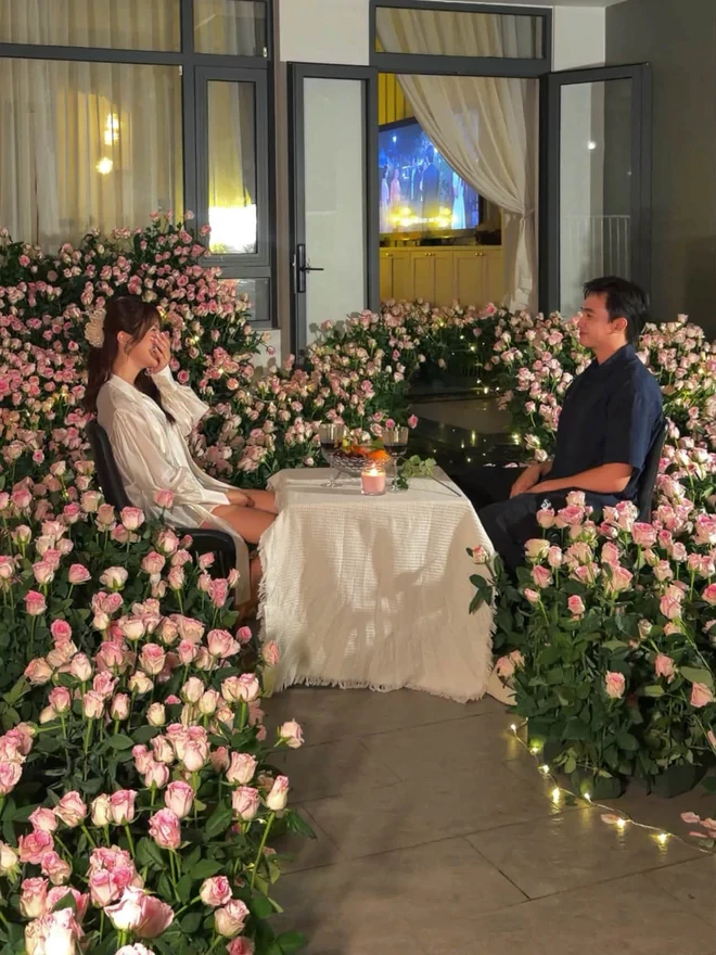 diep-lam-anh-vo-oa-khi-ban-trai-kem-11-tuoi-choi-lon-tang-han-6836-bong-hong-mung-sinh-nhat-3-1787543442.webp