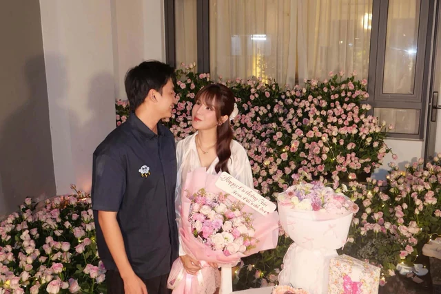 diep-lam-anh-vo-oa-khi-ban-trai-kem-11-tuoi-choi-lon-tang-han-6836-bong-hong-mung-sinh-nhat-5-1787543442.webp
