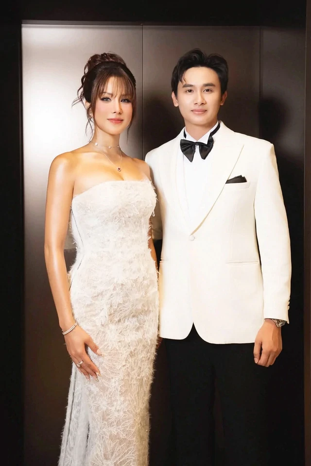 diep-lam-anh-vo-oa-khi-ban-trai-kem-11-tuoi-choi-lon-tang-han-6836-bong-hong-mung-sinh-nhat-6-1787543442.webp