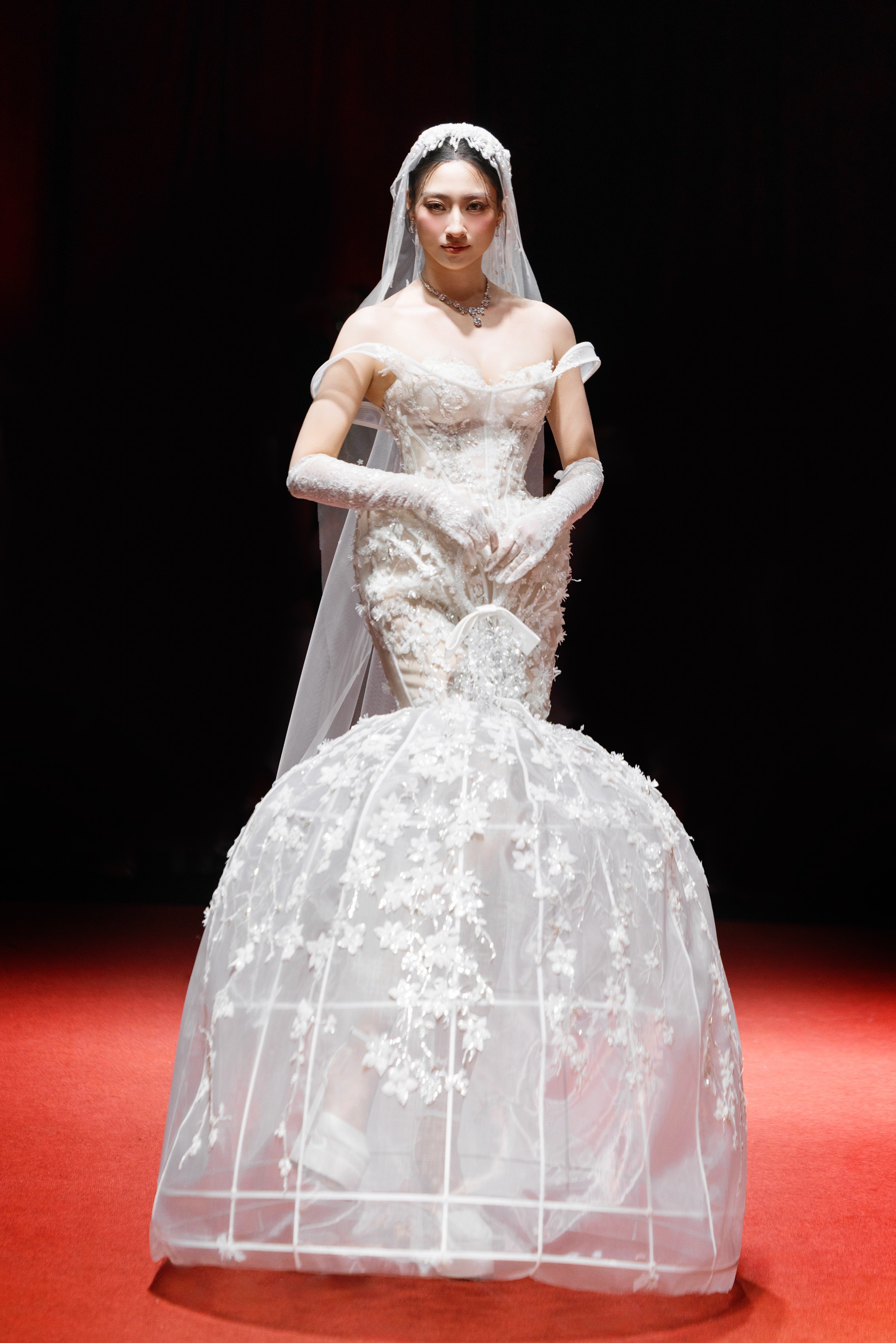 luong-thuy-linh-can-vay-cuoi-kho-naomi-hoa-co-dau-goi-cam-tai-vietnam-wedding-week-2026-ngay-2-1-1787584329.jpeg