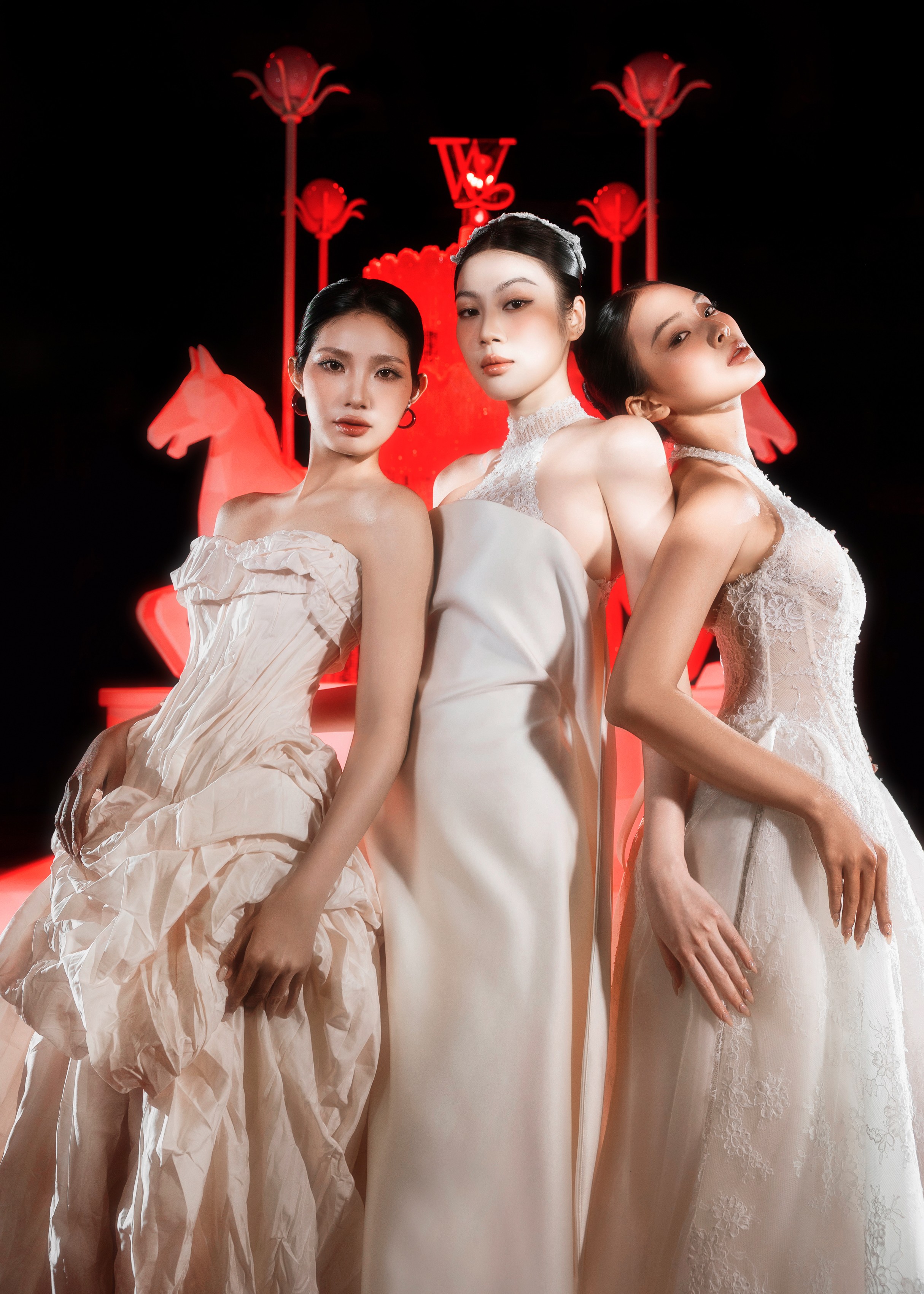 luong-thuy-linh-can-vay-cuoi-kho-naomi-hoa-co-dau-goi-cam-tai-vietnam-wedding-week-2026-ngay-2-10-1787585475.jpeg
