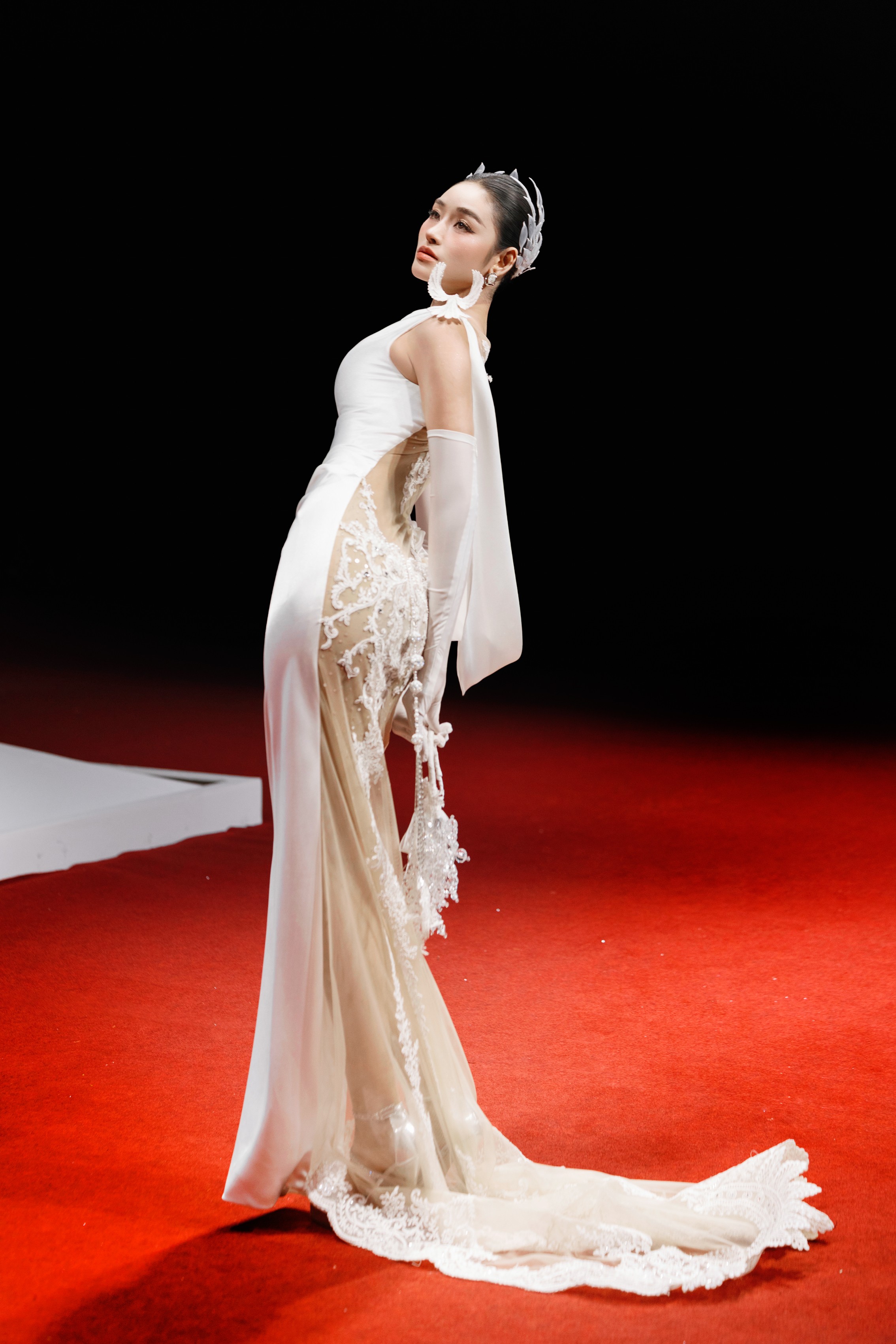 luong-thuy-linh-can-vay-cuoi-kho-naomi-hoa-co-dau-goi-cam-tai-vietnam-wedding-week-2026-ngay-2-2-1787584329.jpeg