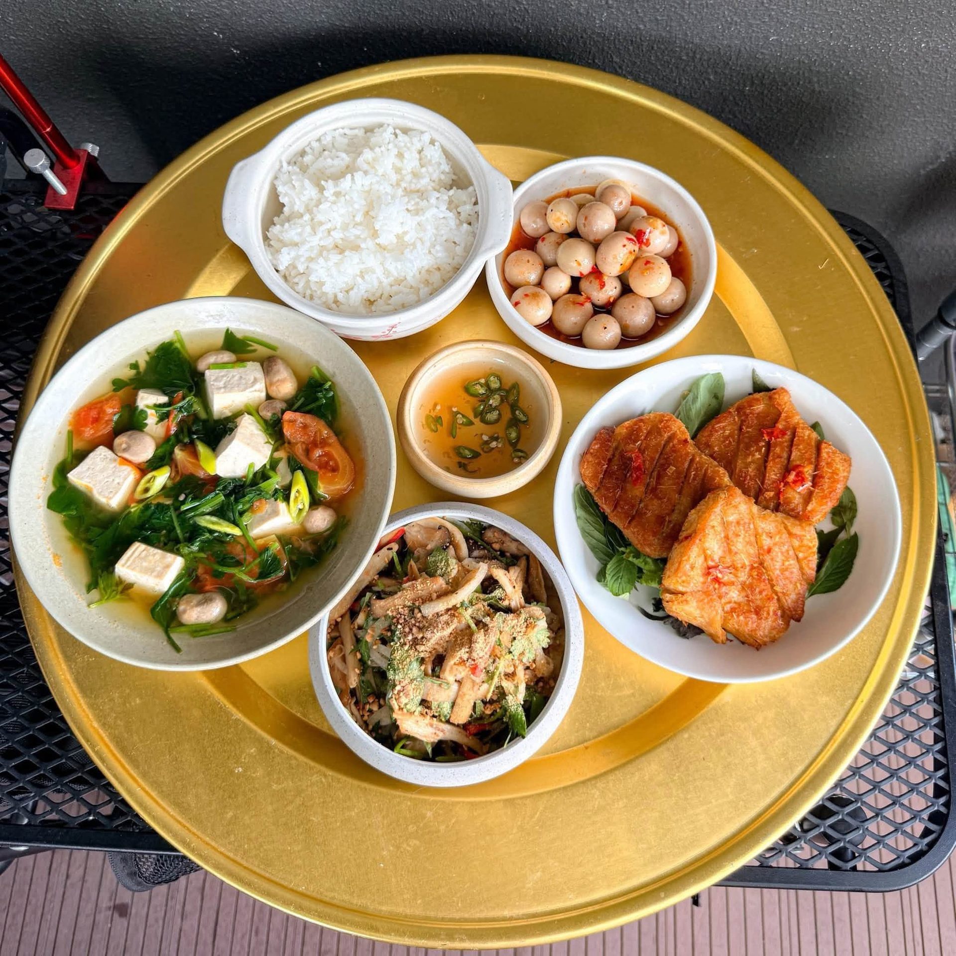 goi-y-10-mam-com-chay-vu-lan-vua-dep-vua-de-lam-cua-9x-an-chay-truong-17-nam-10-1787651140.jpg