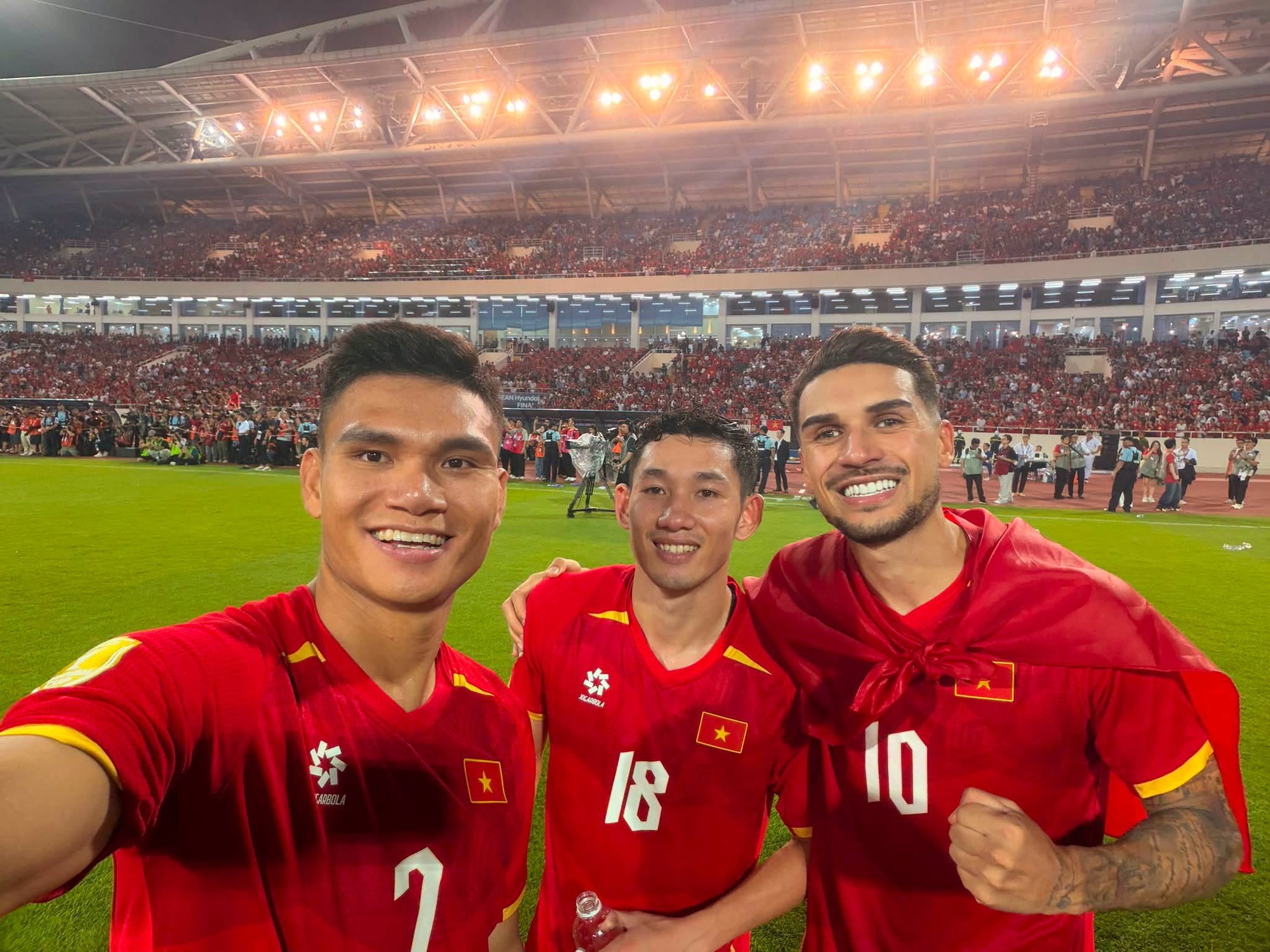 tron-bo-anh-22xa-kho22-xuyen-dem-cua-dt-viet-nam-sau-khi-bao-ve-thanh-cong-ngoi-vuong-asean-cup-7-1787806625.jpeg